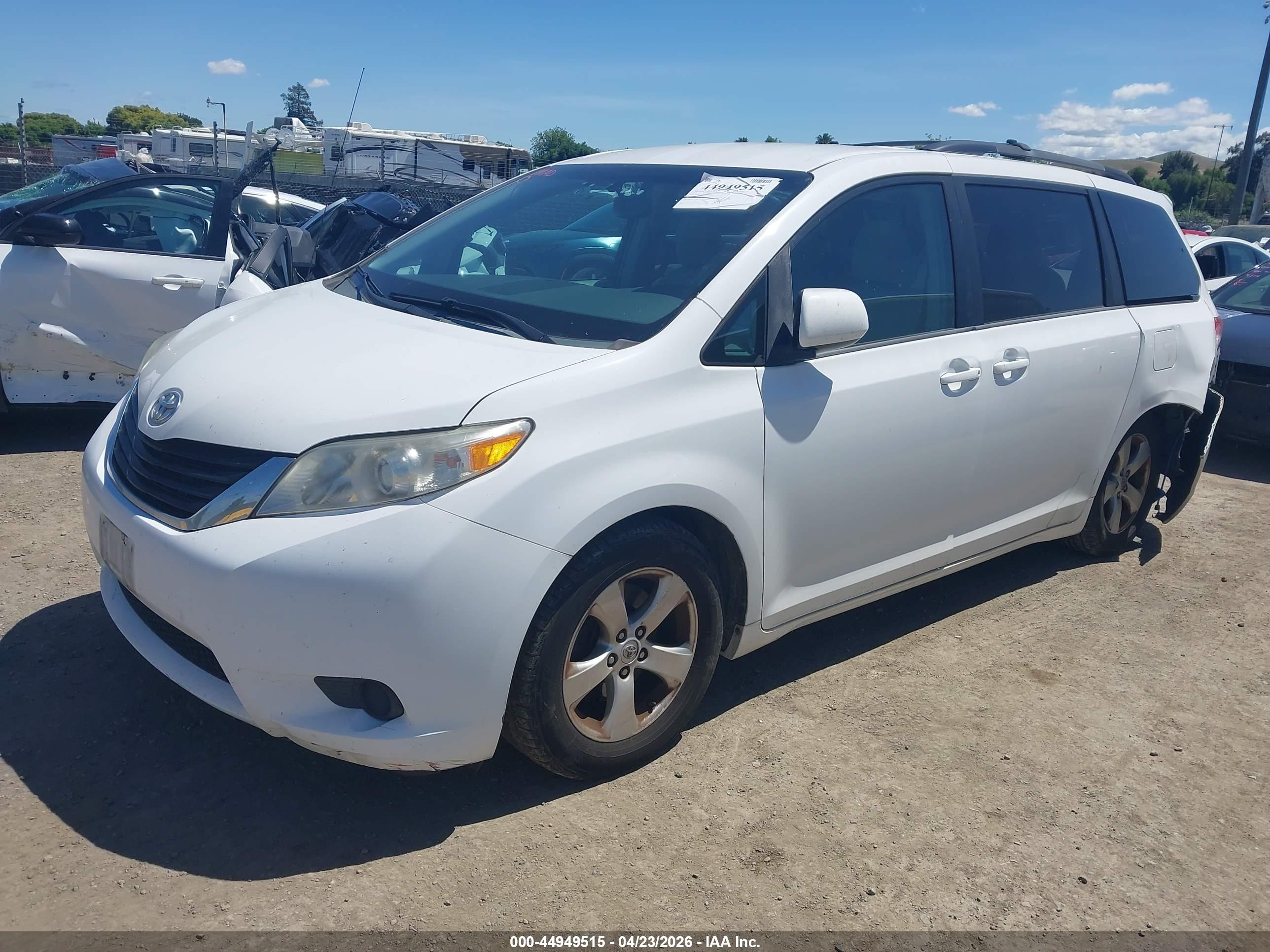 TOYOTA SIENNA image 2
