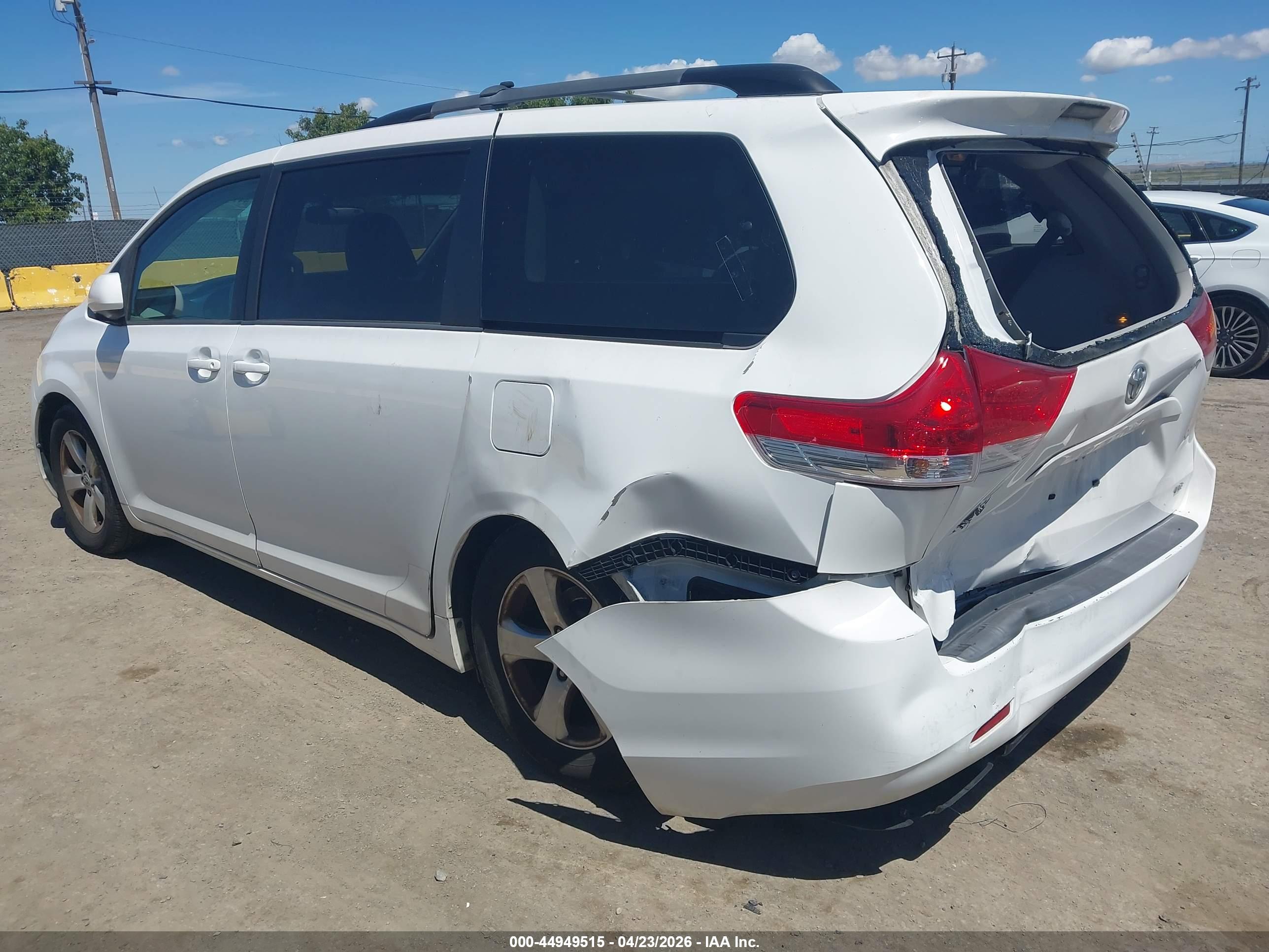 TOYOTA SIENNA image 3