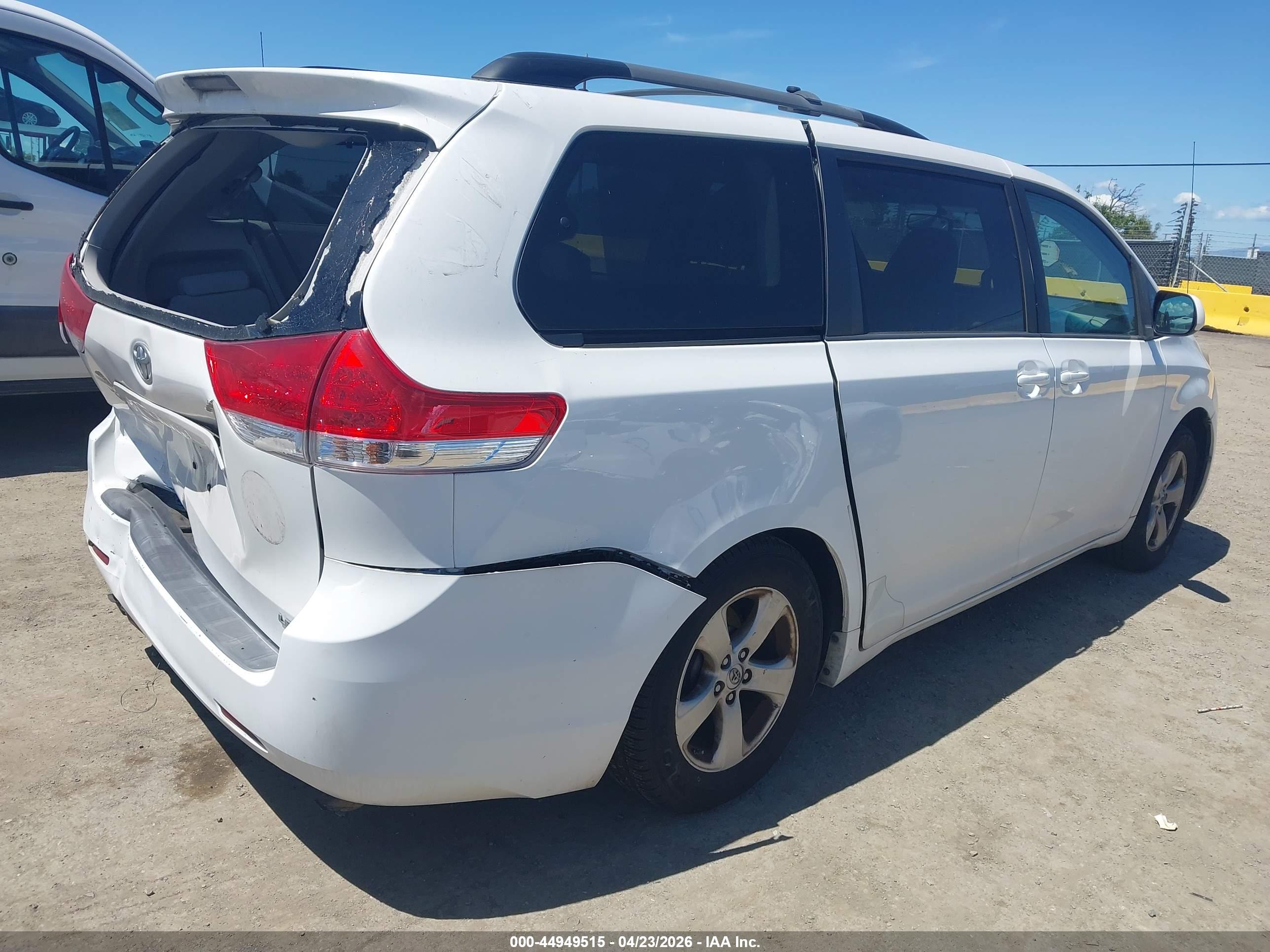 TOYOTA SIENNA image 4