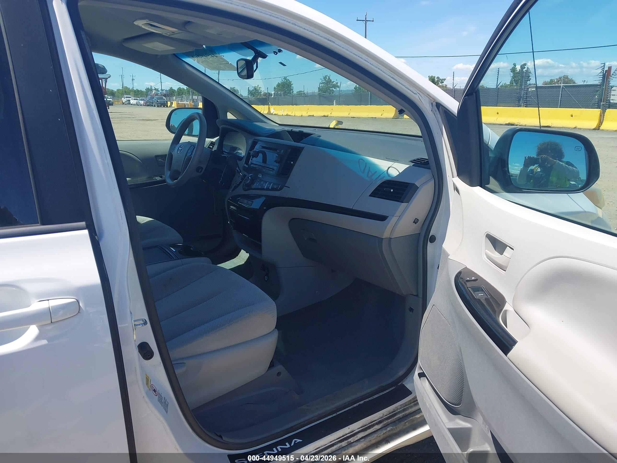 TOYOTA SIENNA image 5