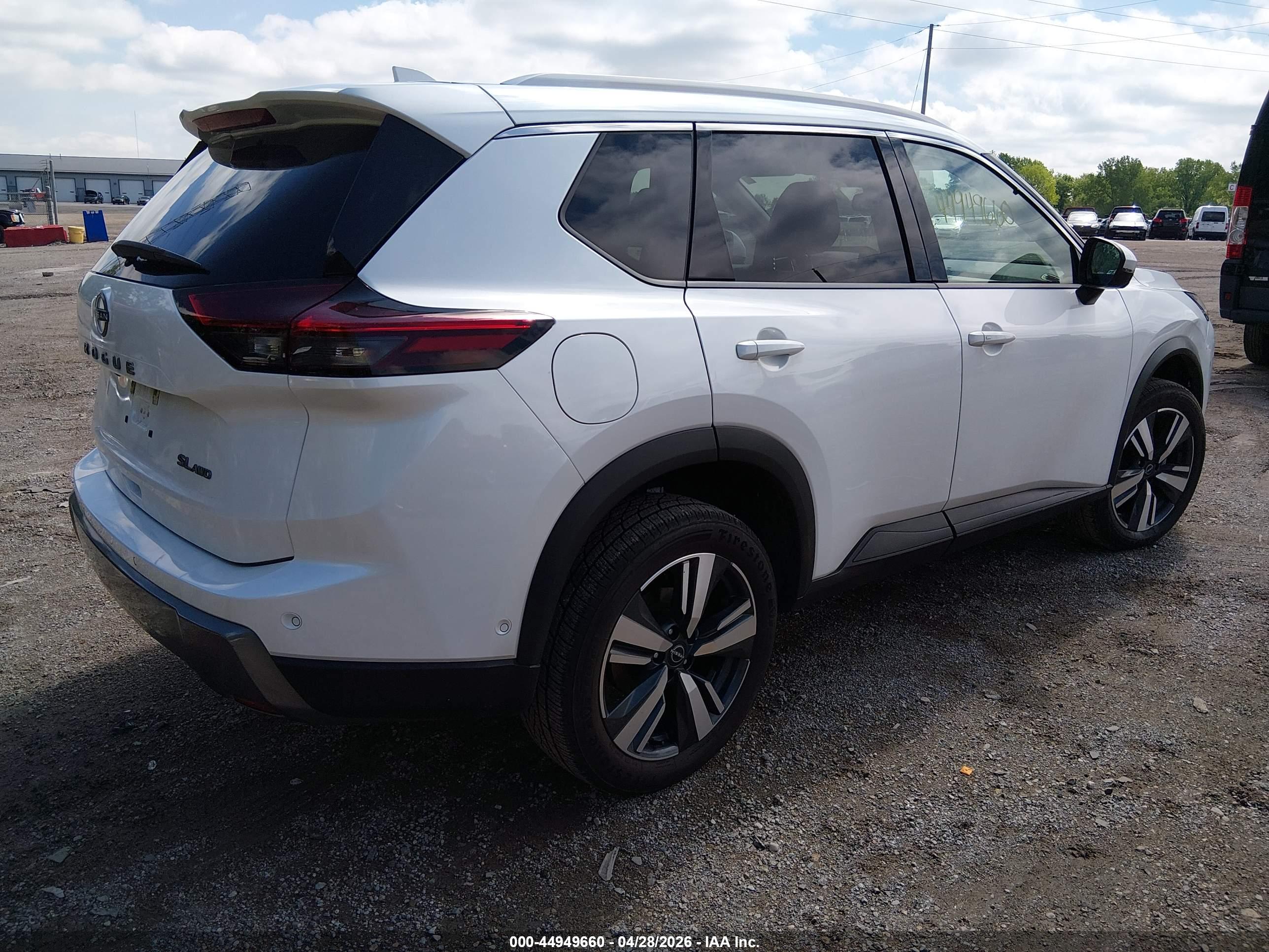 NISSAN ROGUE image 4