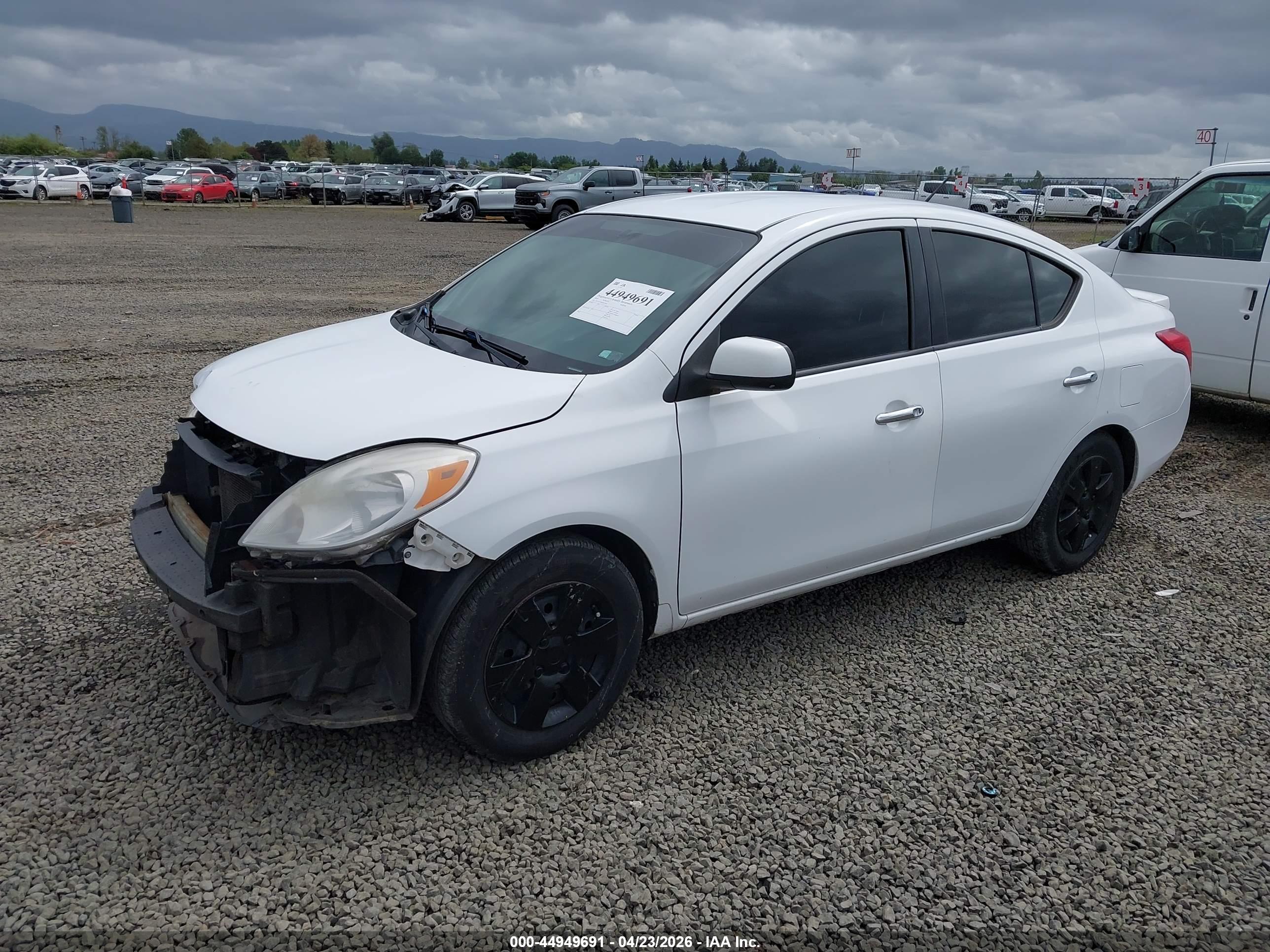 NISSAN VERSA image 2
