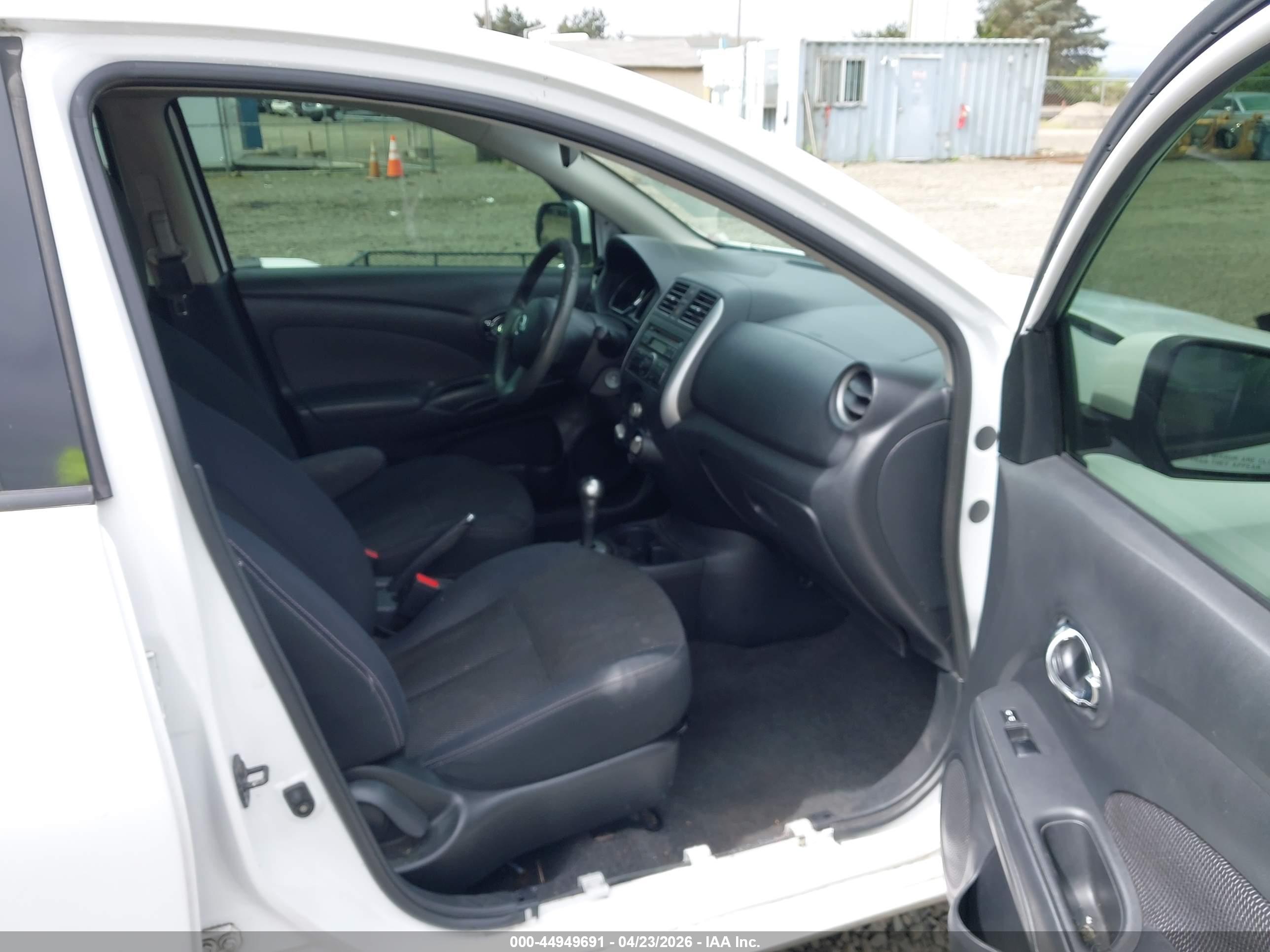 NISSAN VERSA image 5