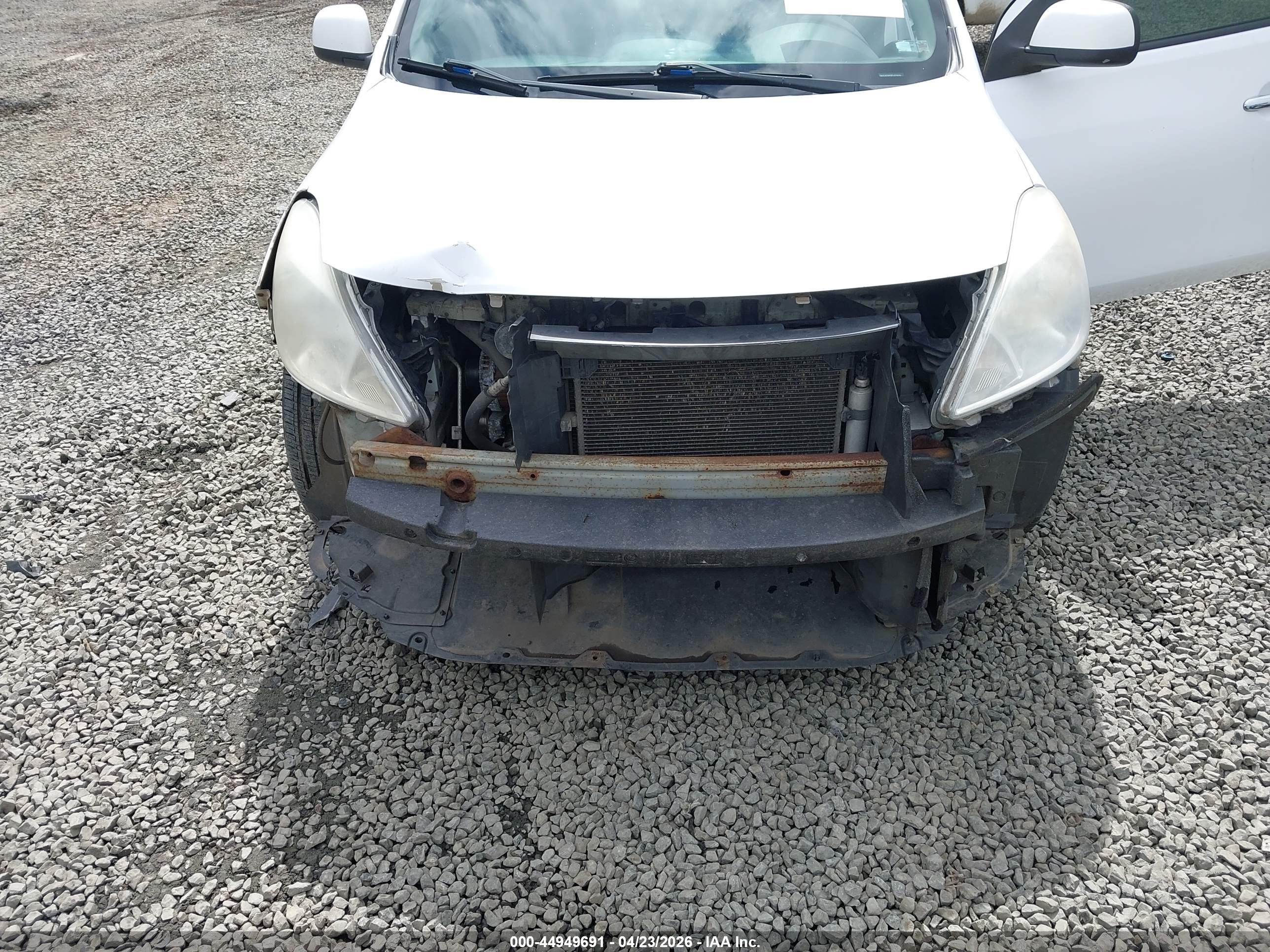 NISSAN VERSA image 6