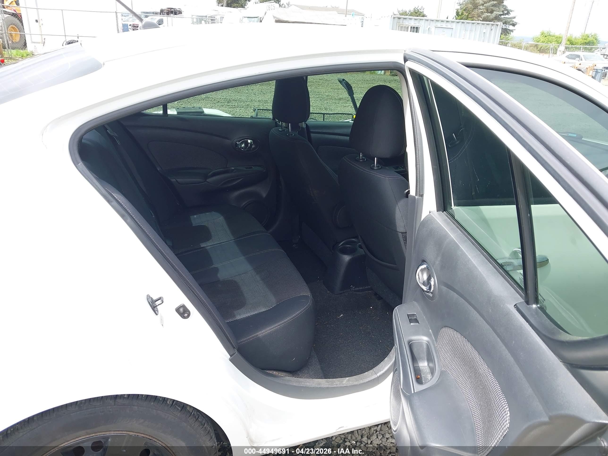 NISSAN VERSA image 8