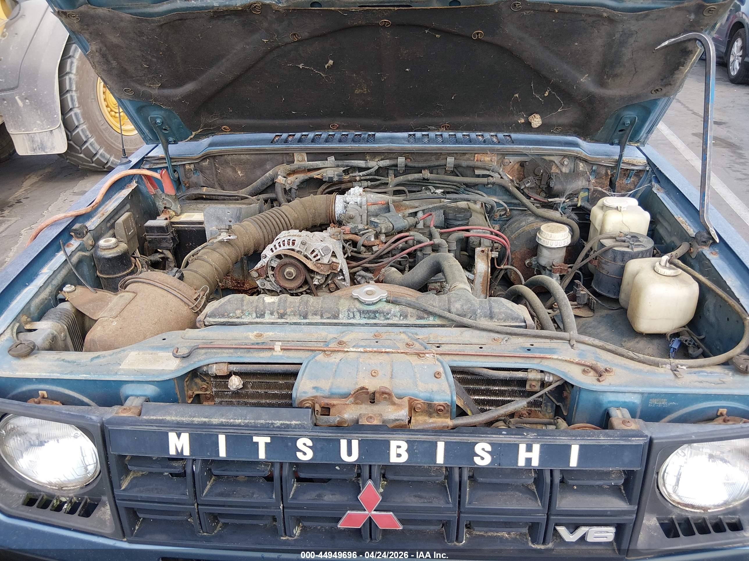 MITSUBISHI MONTERO image 10