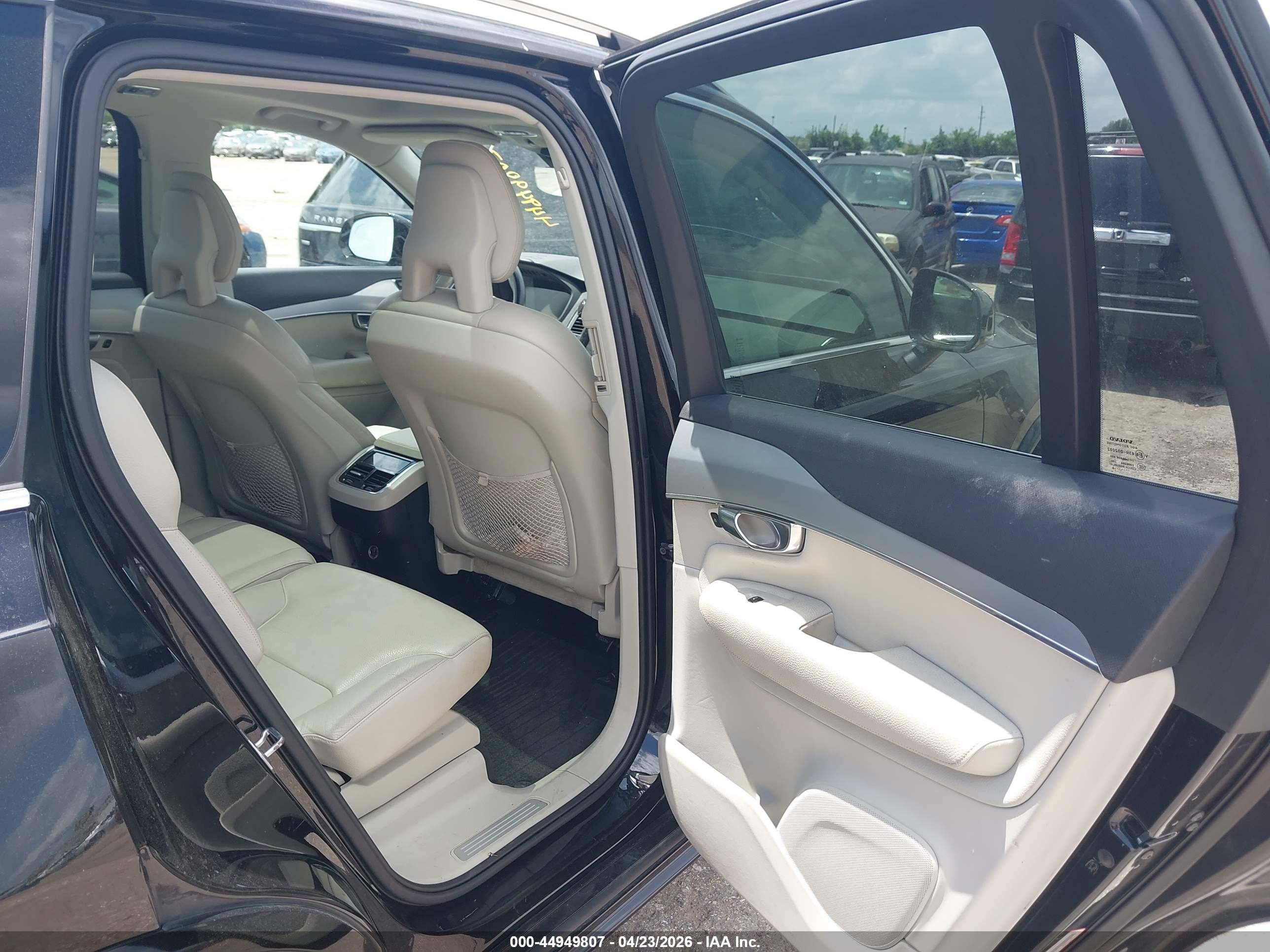 VOLVO XC90 image 8