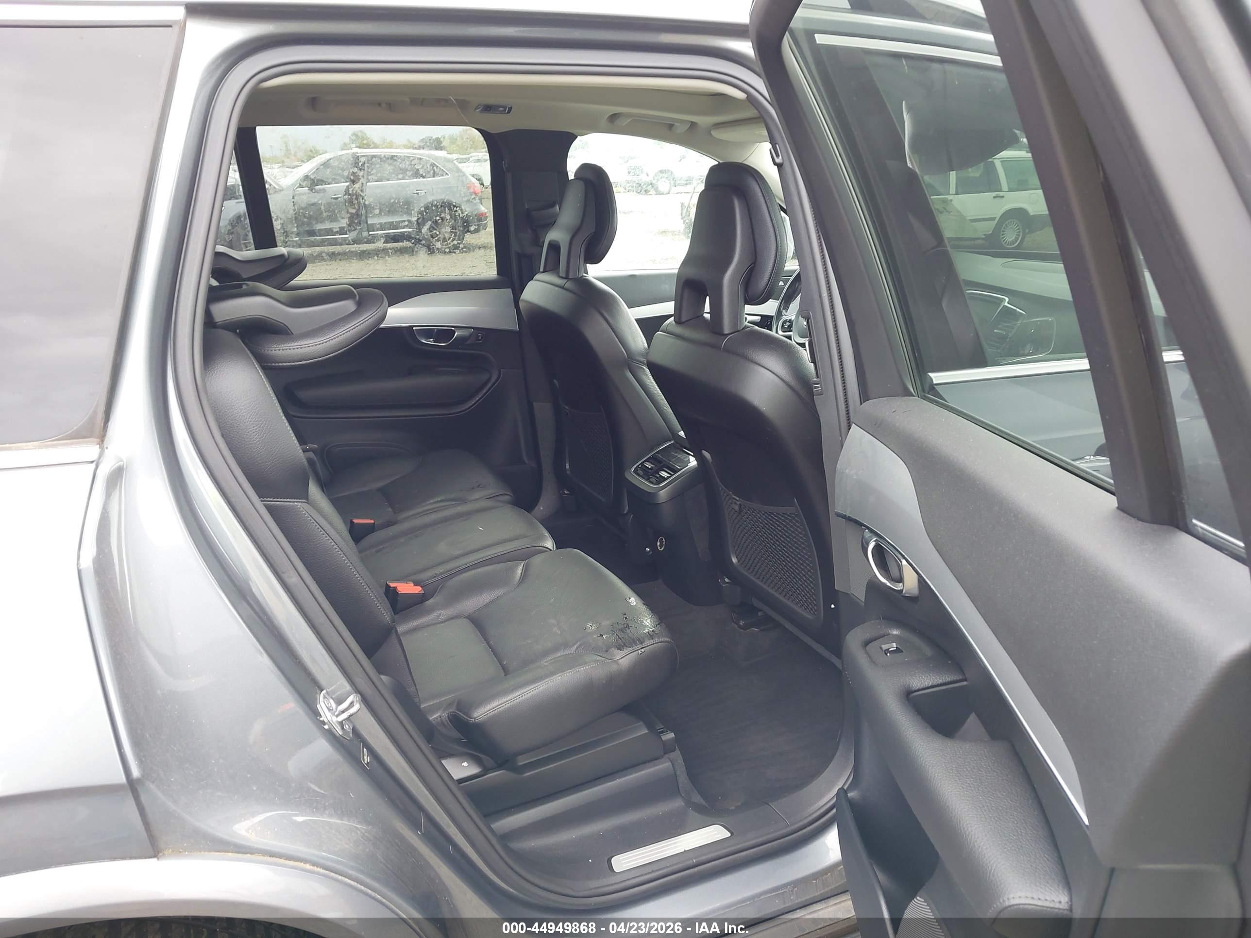 VOLVO XC90 image 8