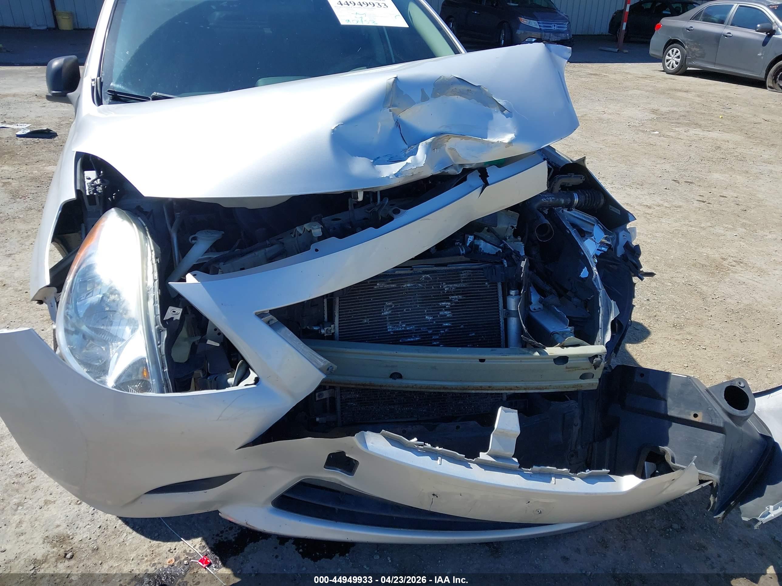 NISSAN VERSA image 6