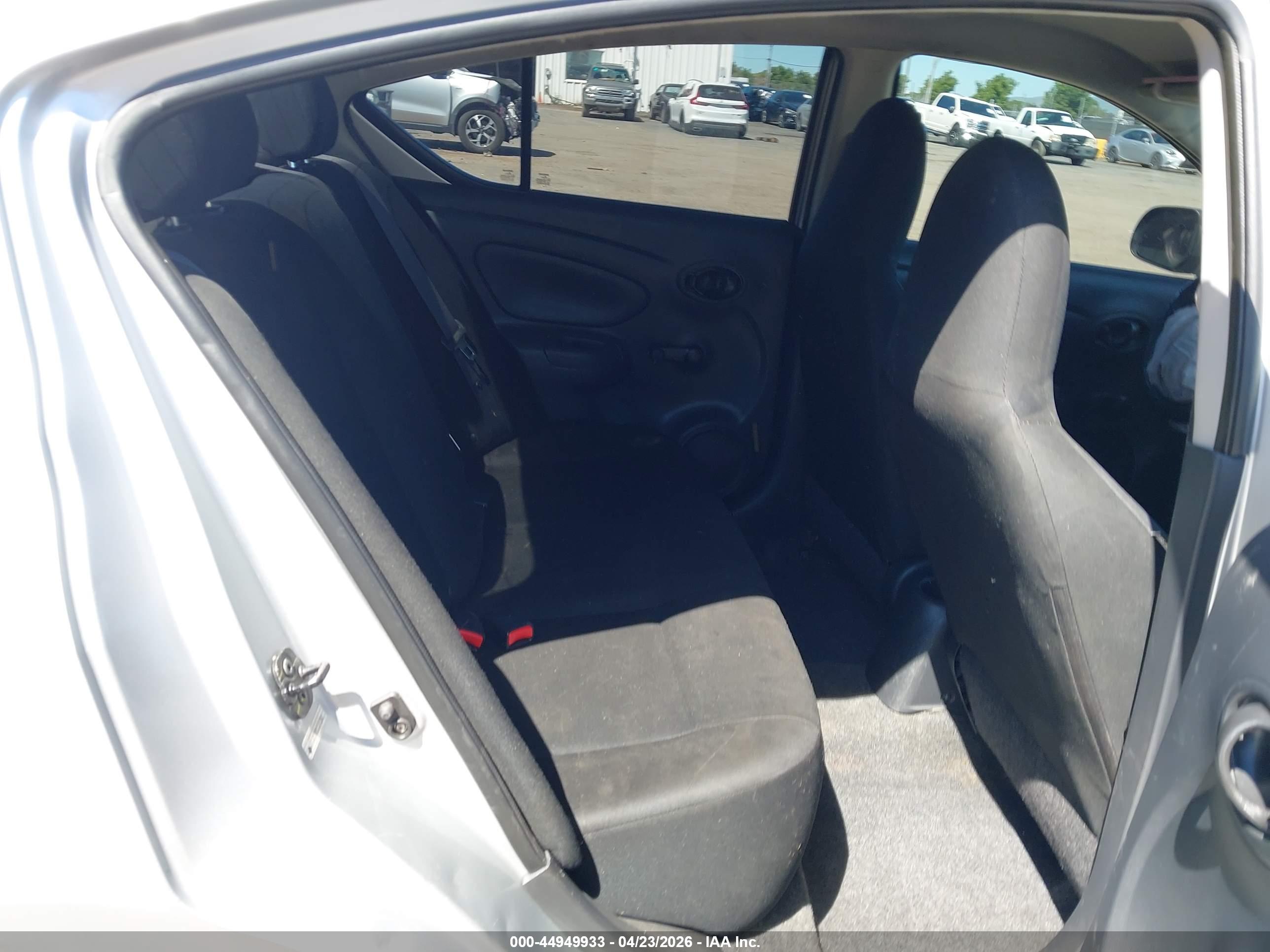 NISSAN VERSA image 8