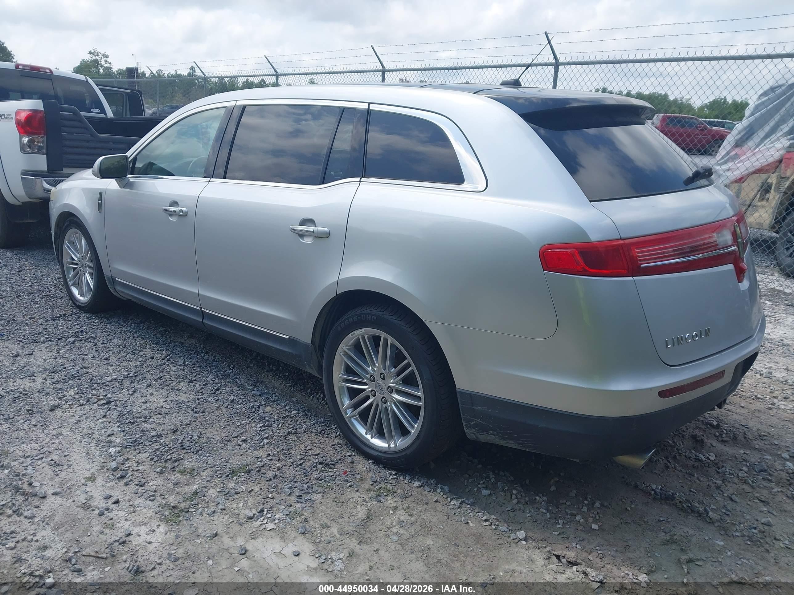 LINCOLN MKT image 3