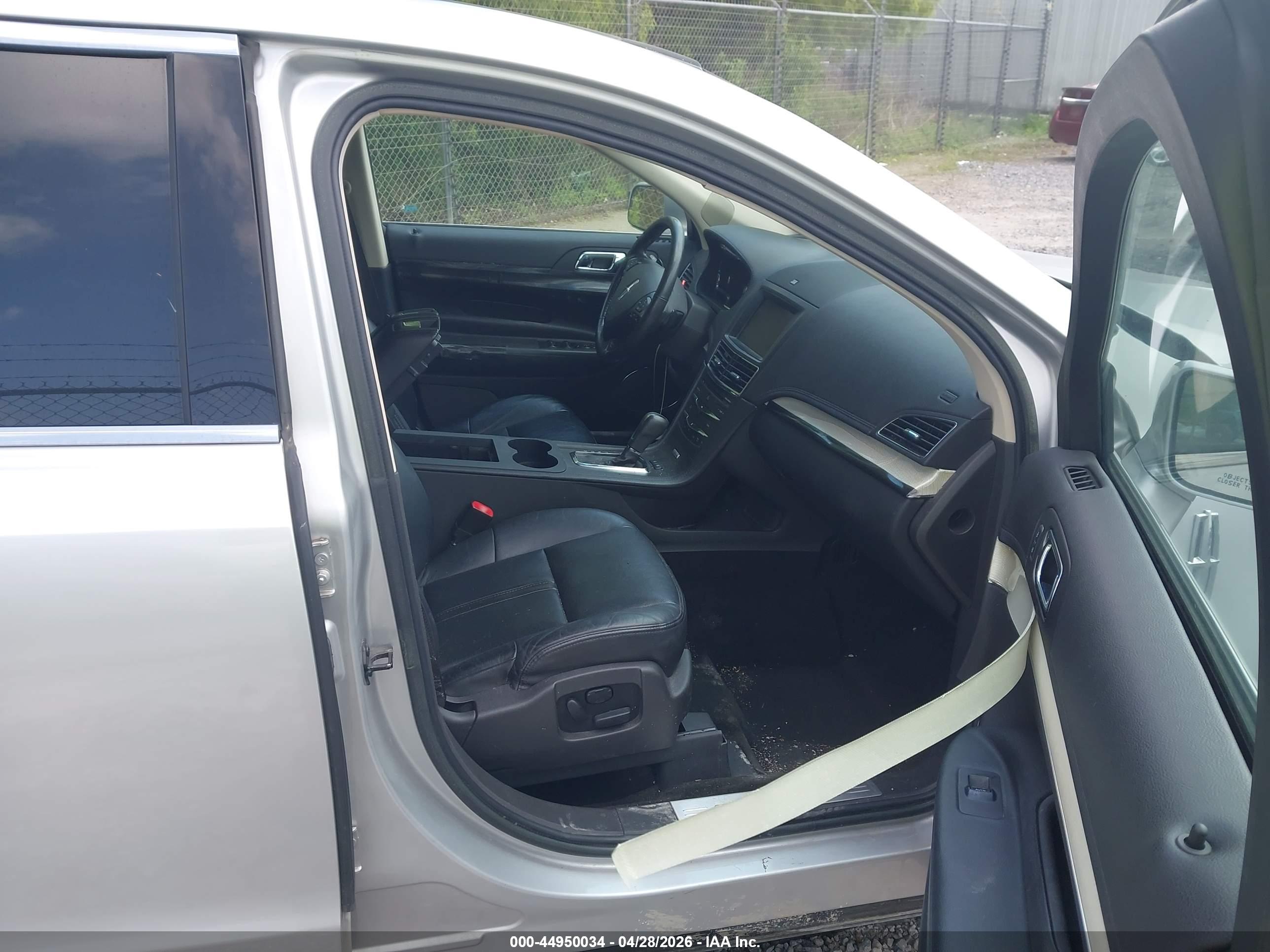 LINCOLN MKT image 5