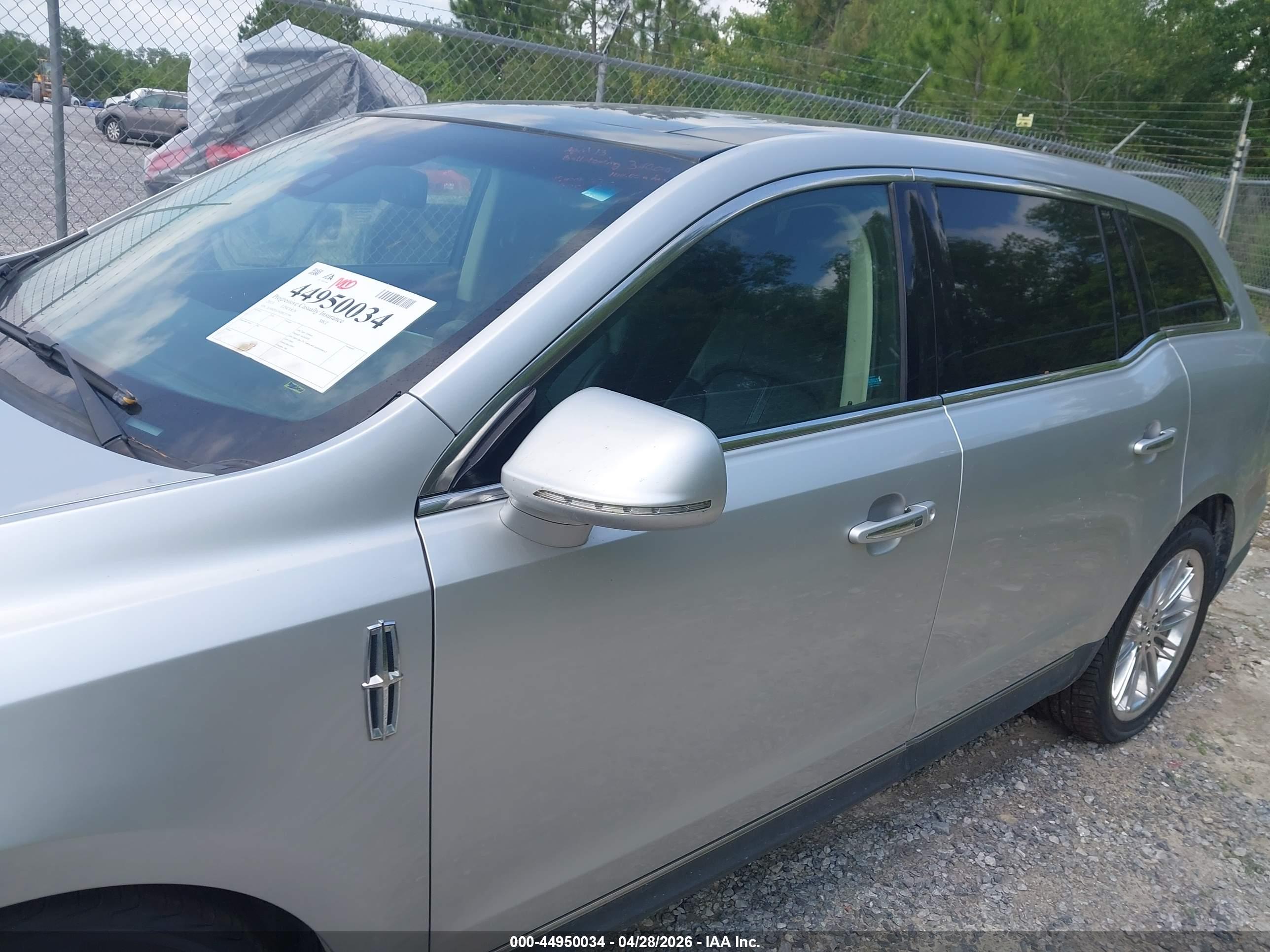 LINCOLN MKT image 6