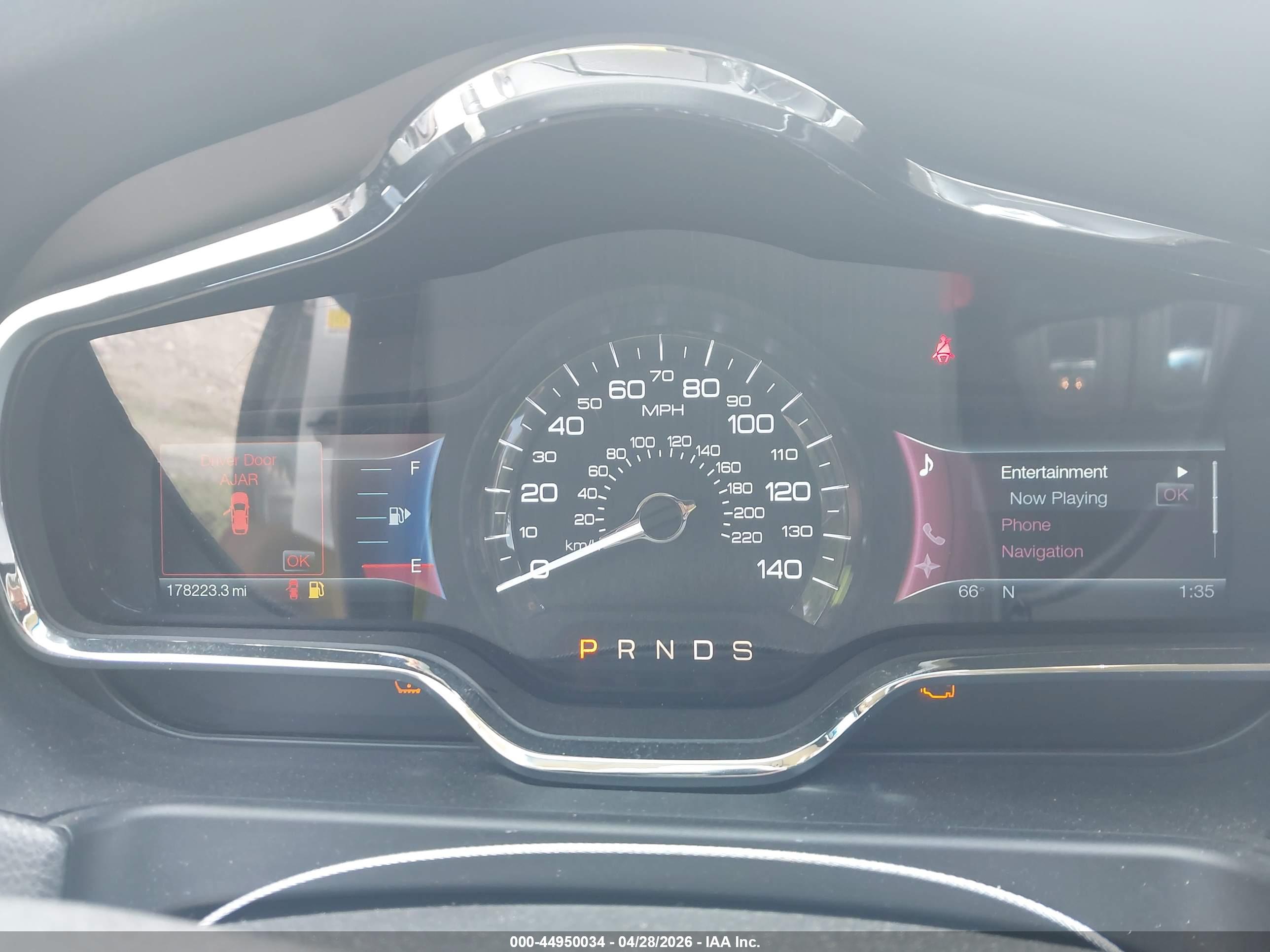 LINCOLN MKT image 7
