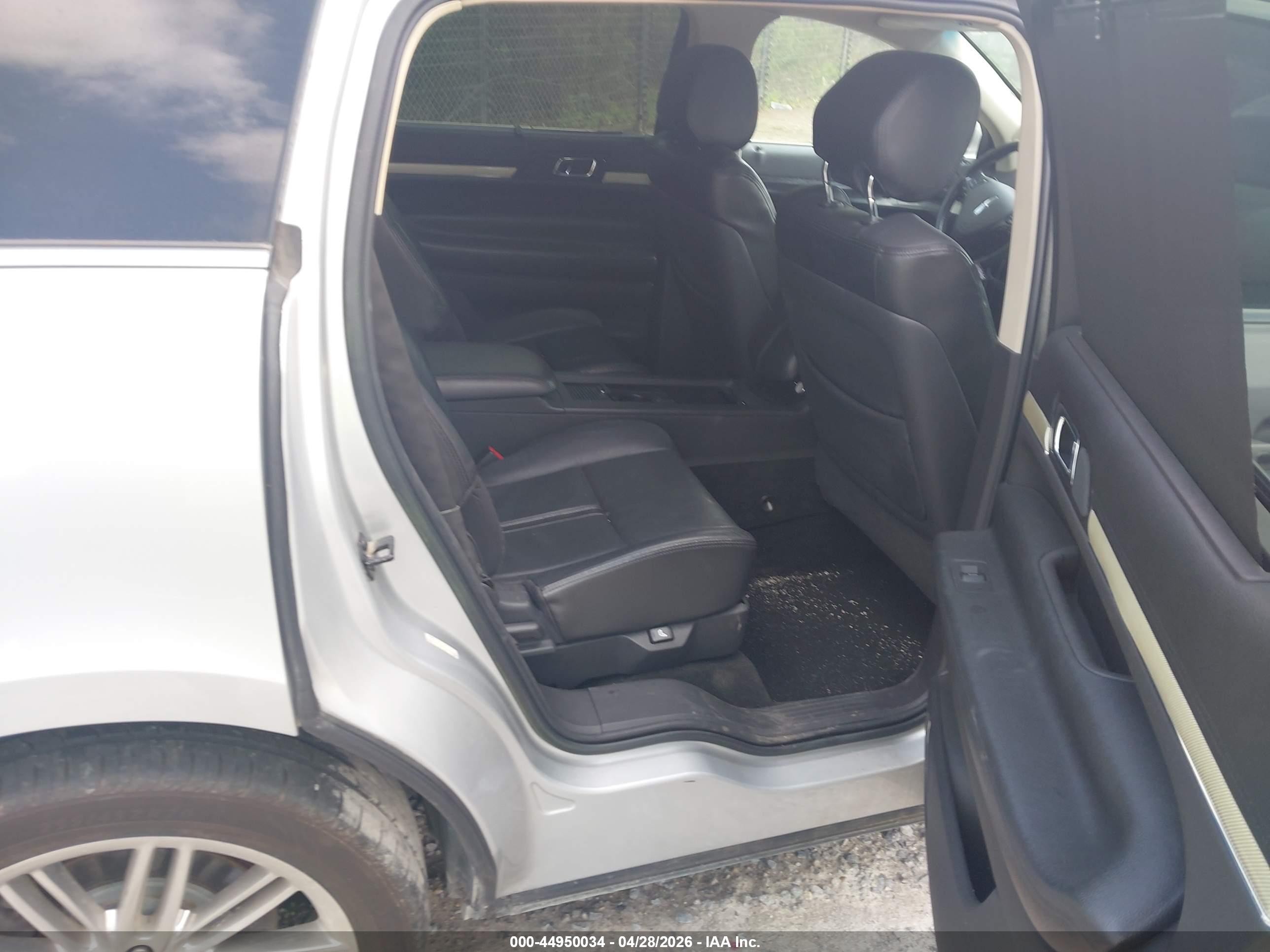 LINCOLN MKT image 8