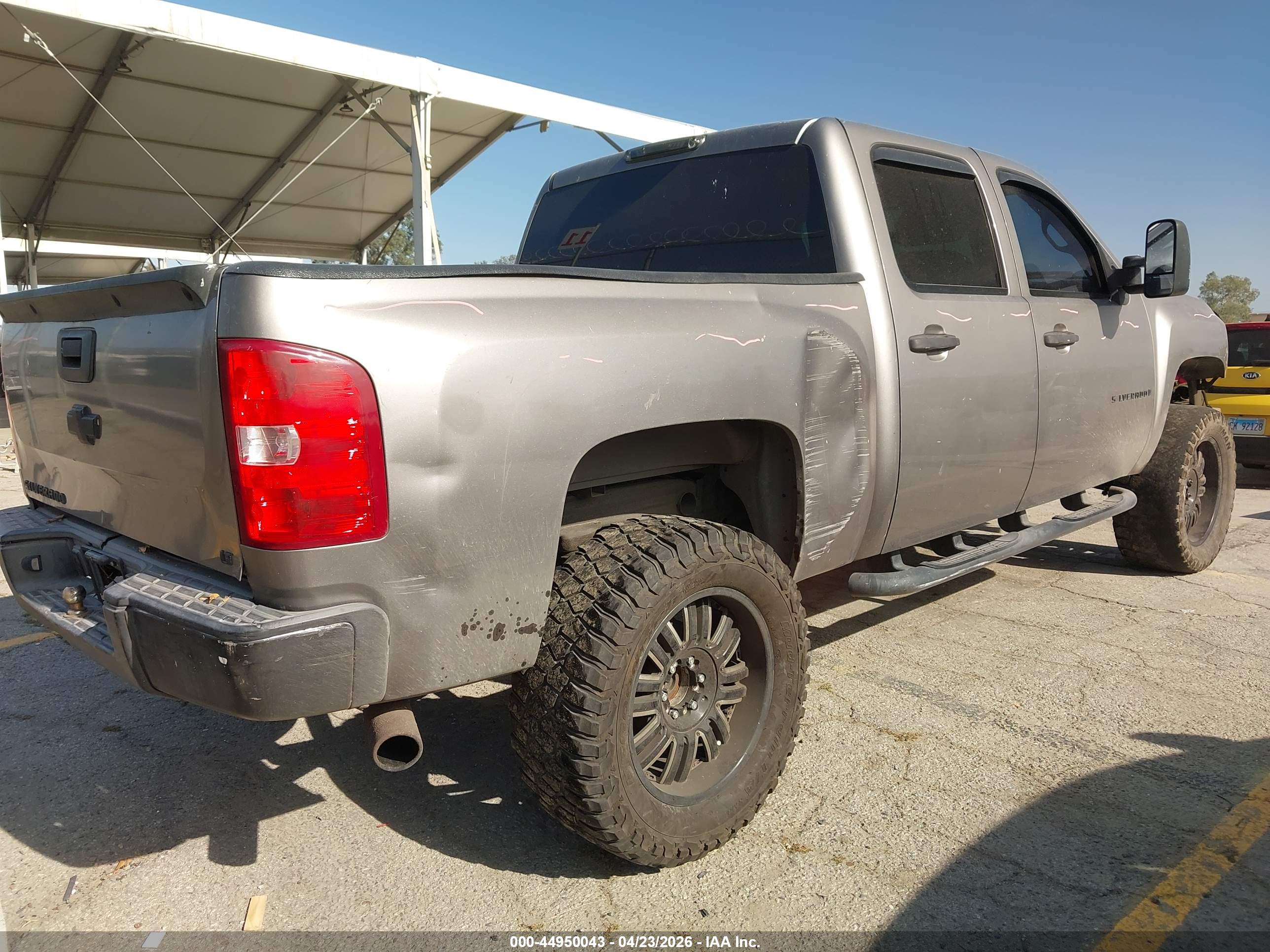 CHEVROLET SILVERADO image 4
