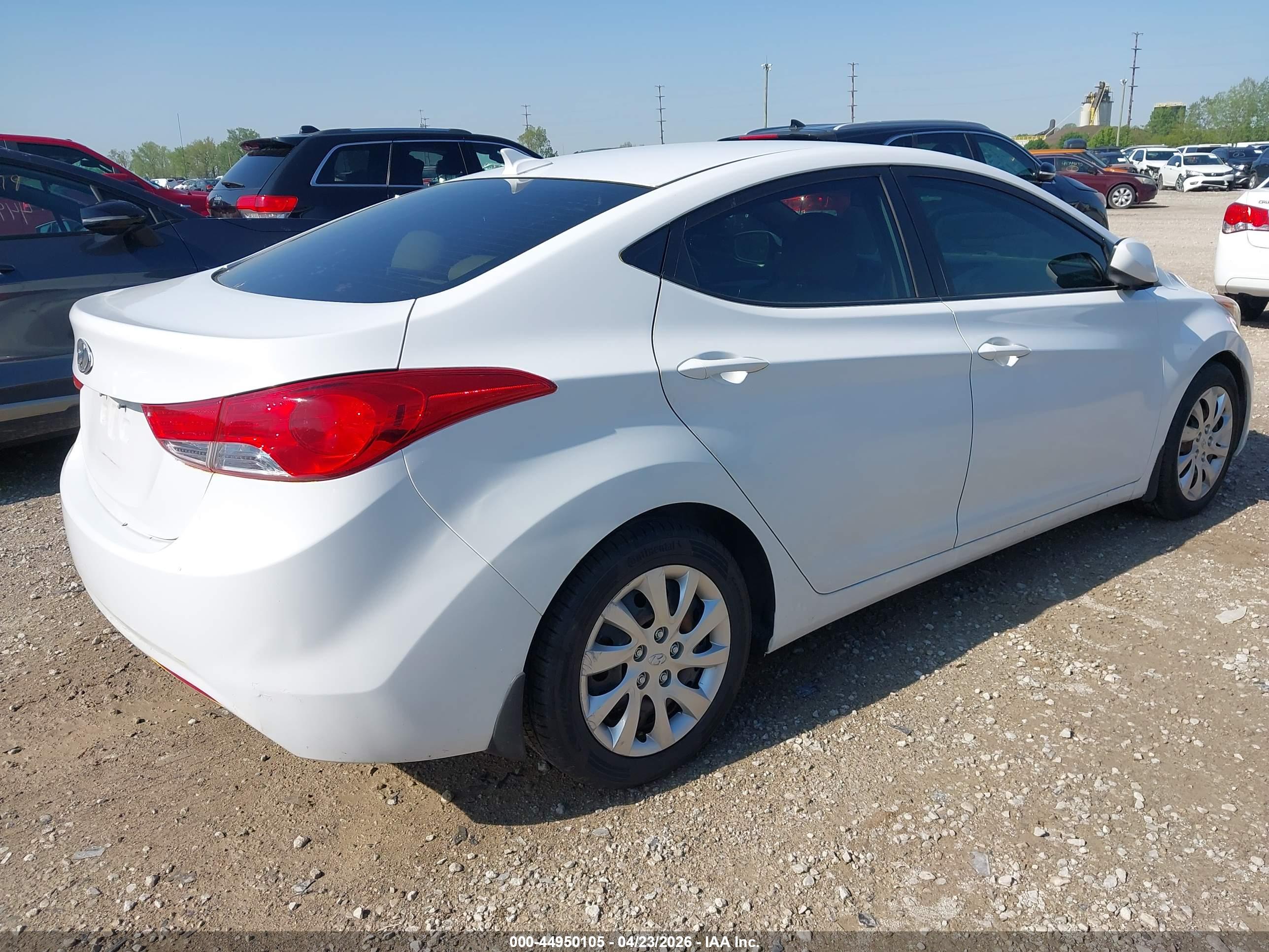HYUNDAI ELANTRA image 4