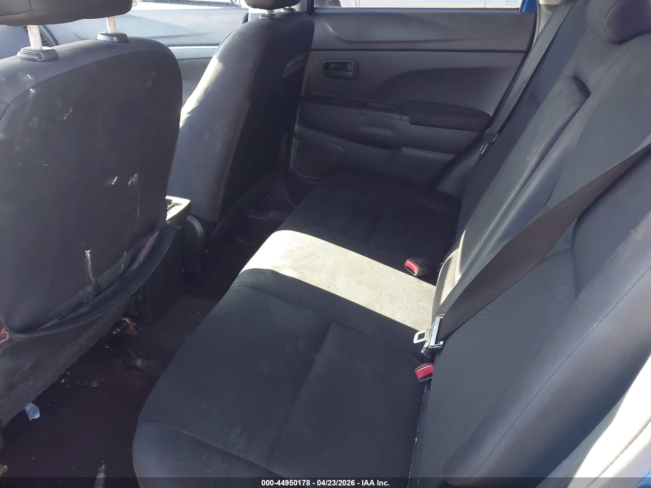 MITSUBISHI OUTLANDER image 8