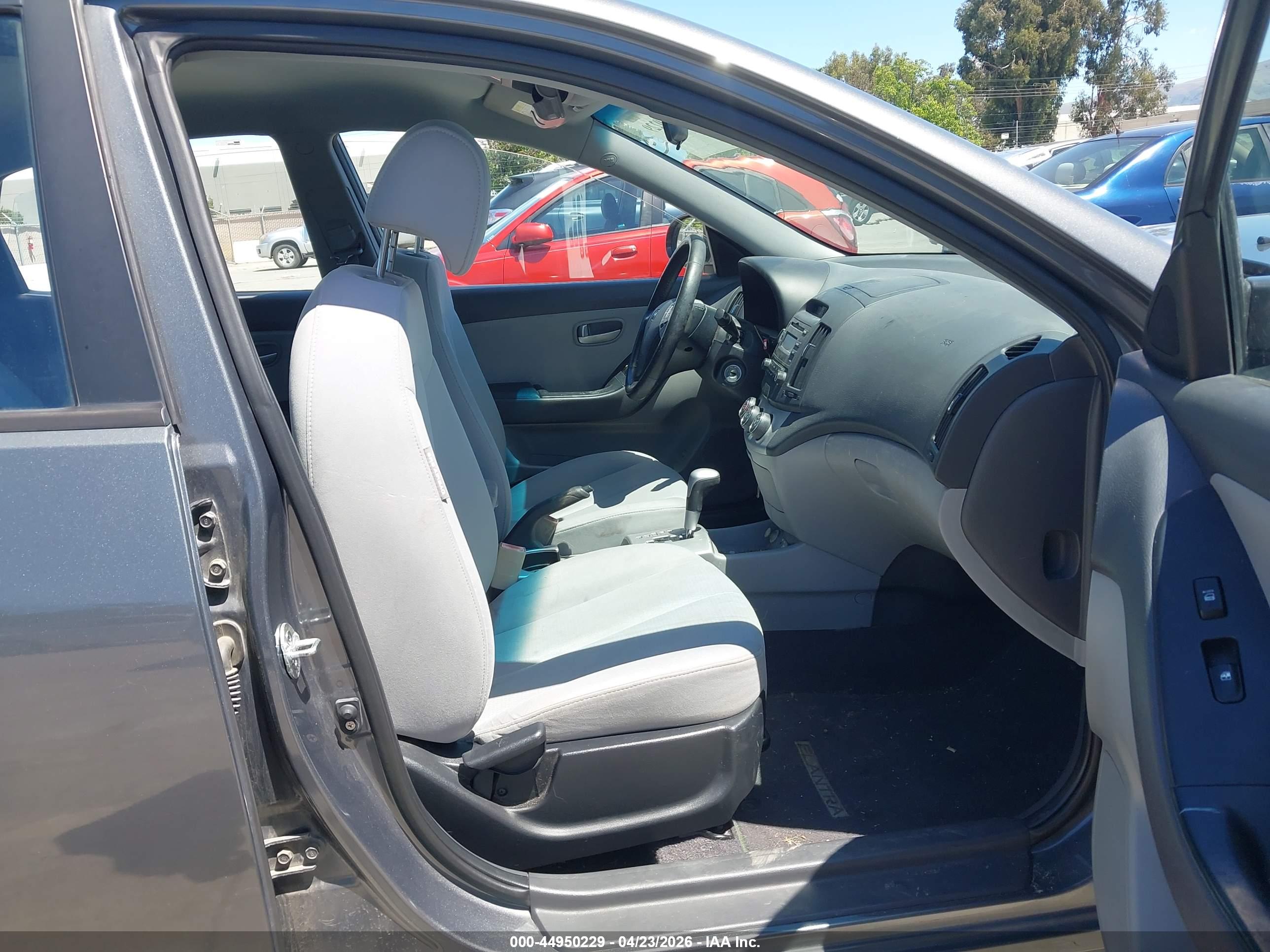 HYUNDAI ELANTRA image 5