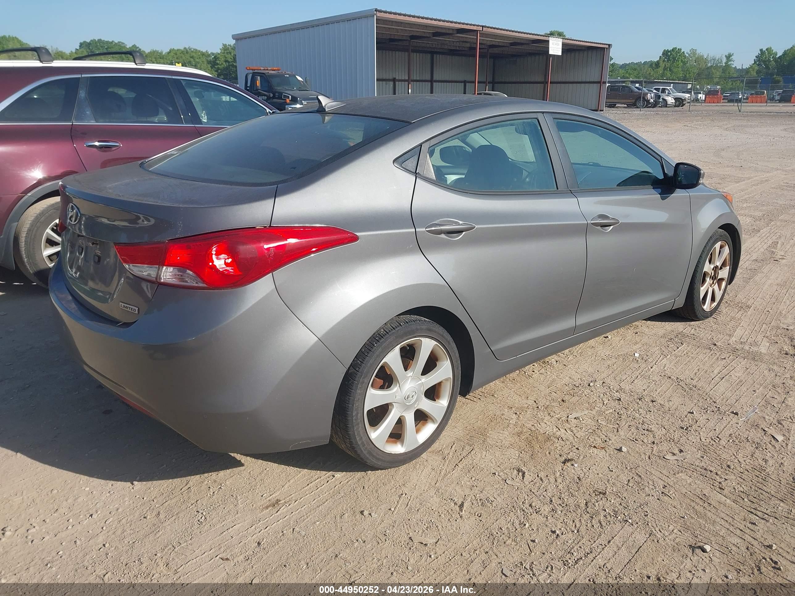 HYUNDAI ELANTRA image 4