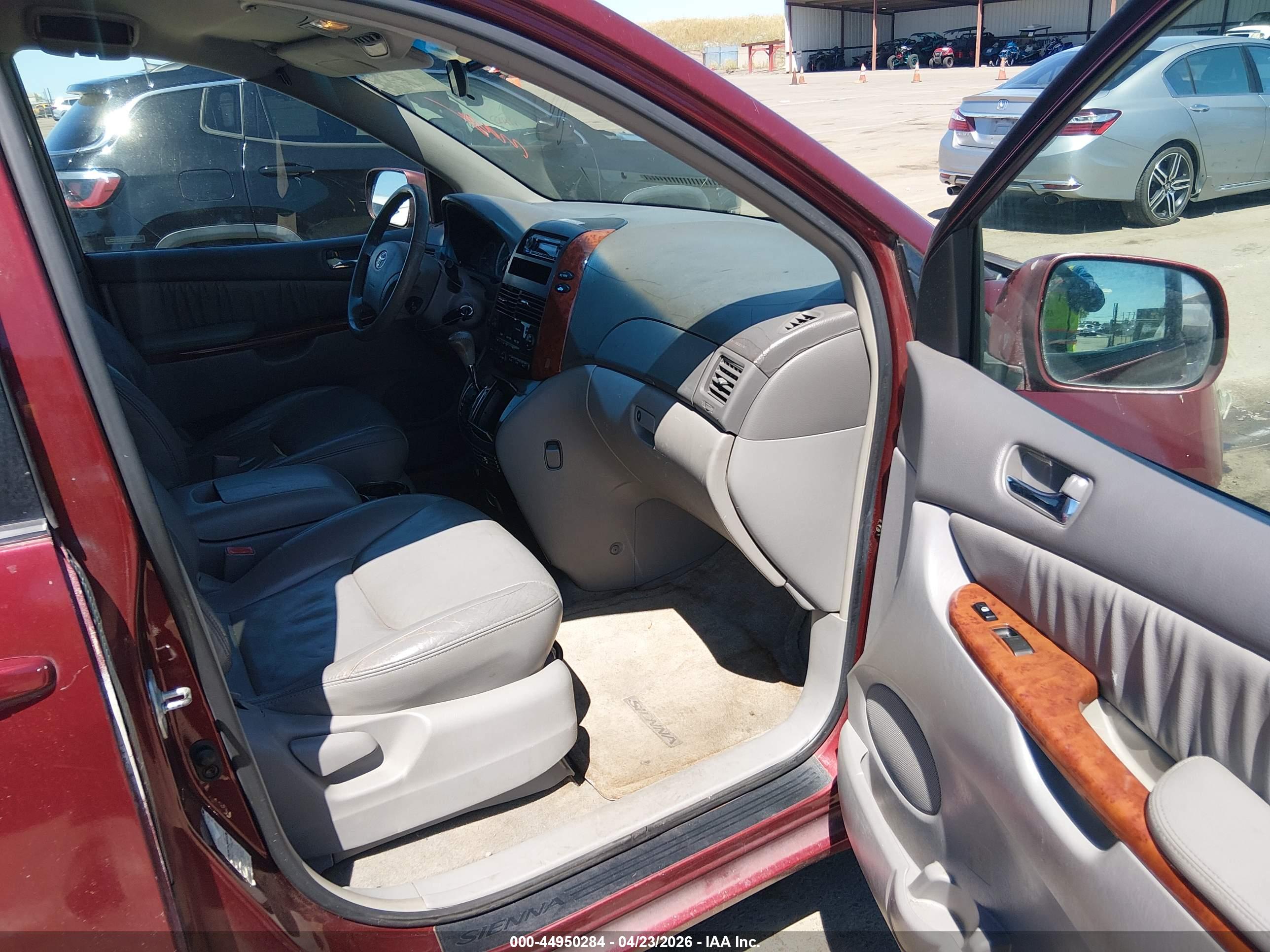 TOYOTA SIENNA image 5
