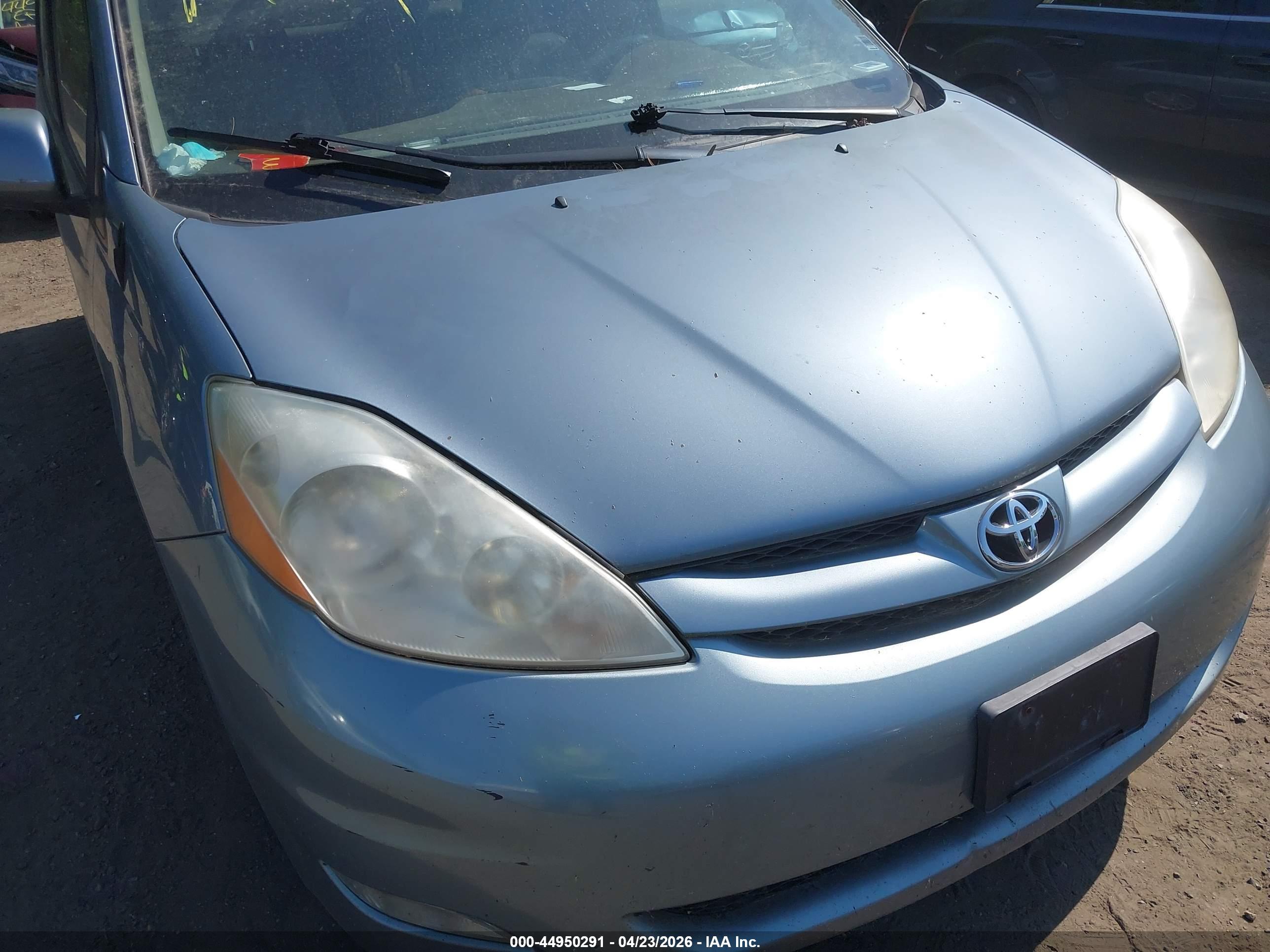 TOYOTA SIENNA image 6