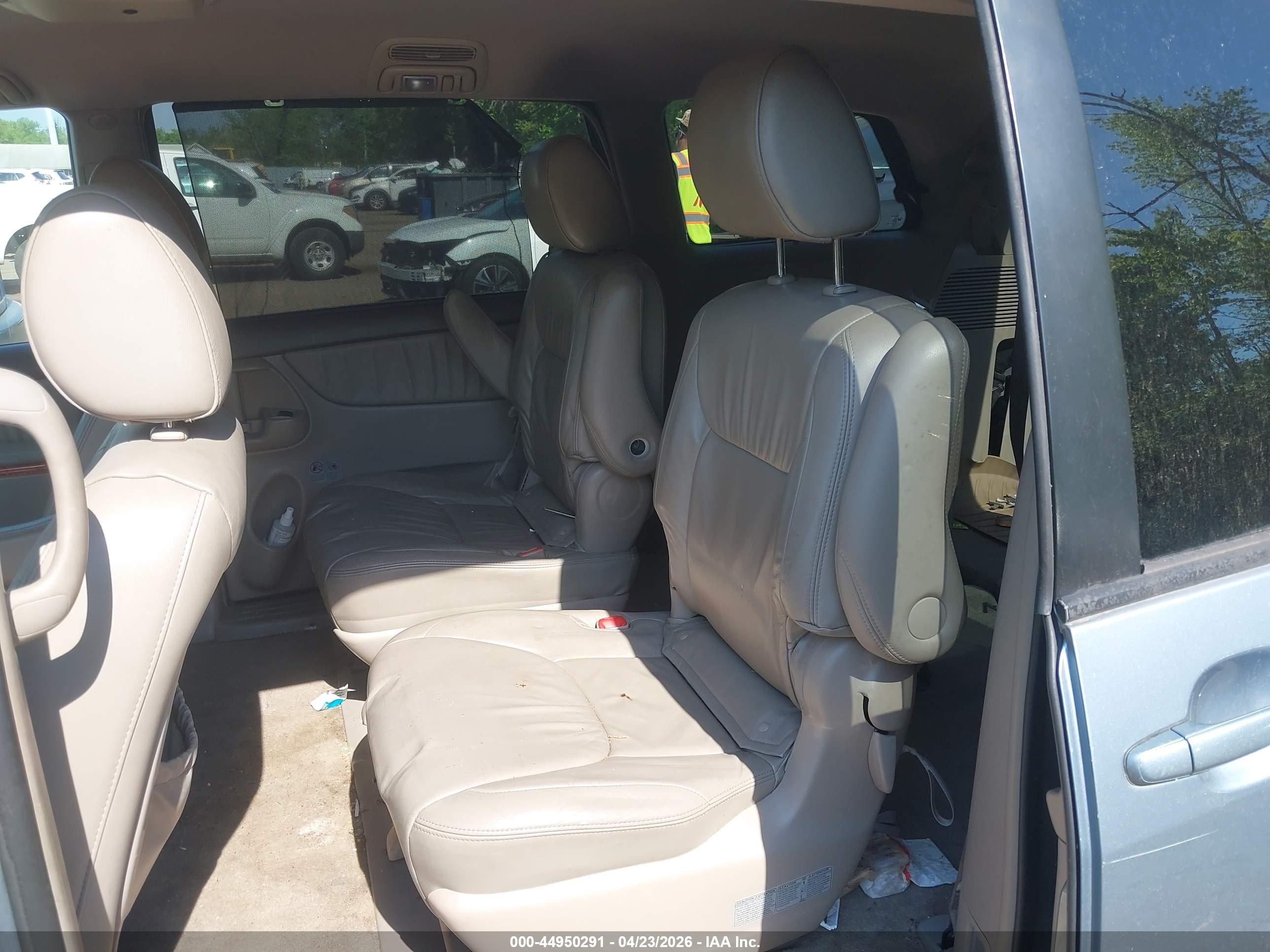 TOYOTA SIENNA image 8