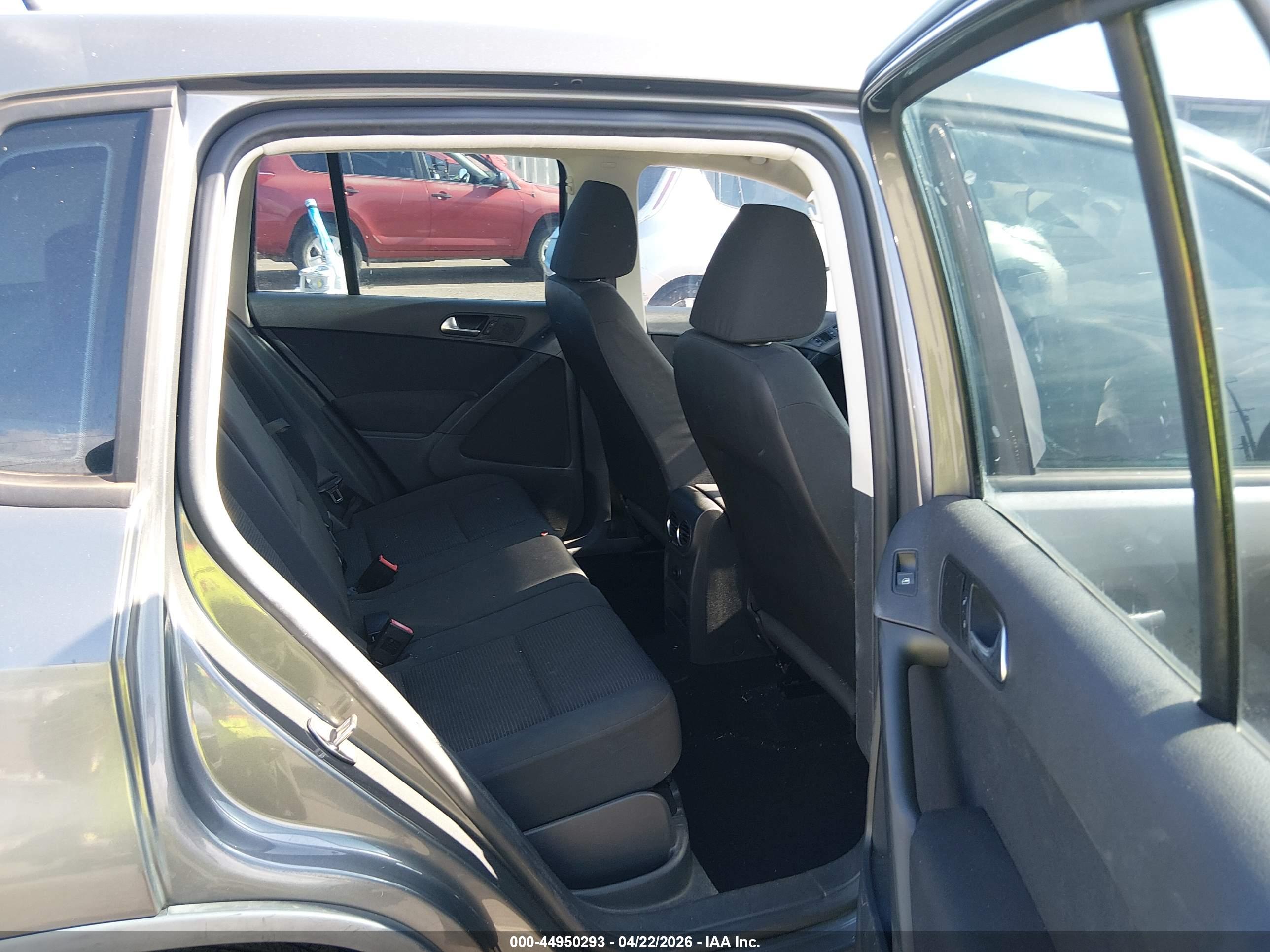 VOLKSWAGEN TIGUAN image 8