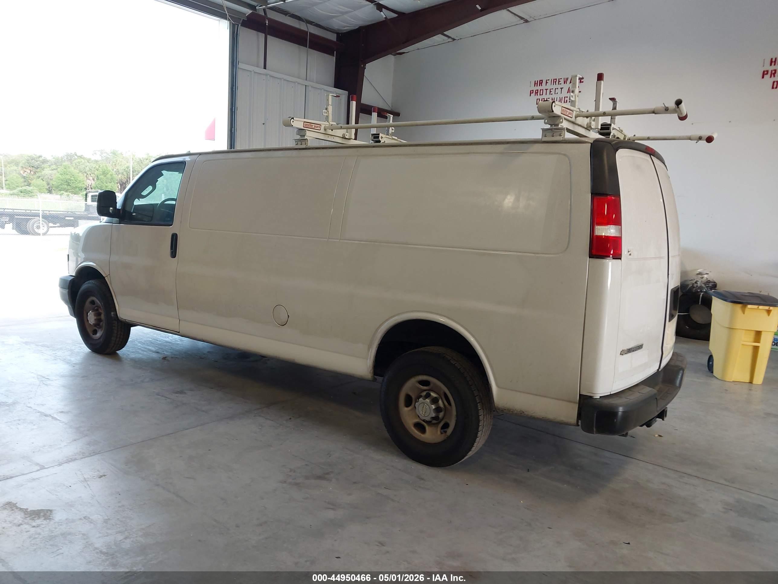 CHEVROLET EXPRESS image 3