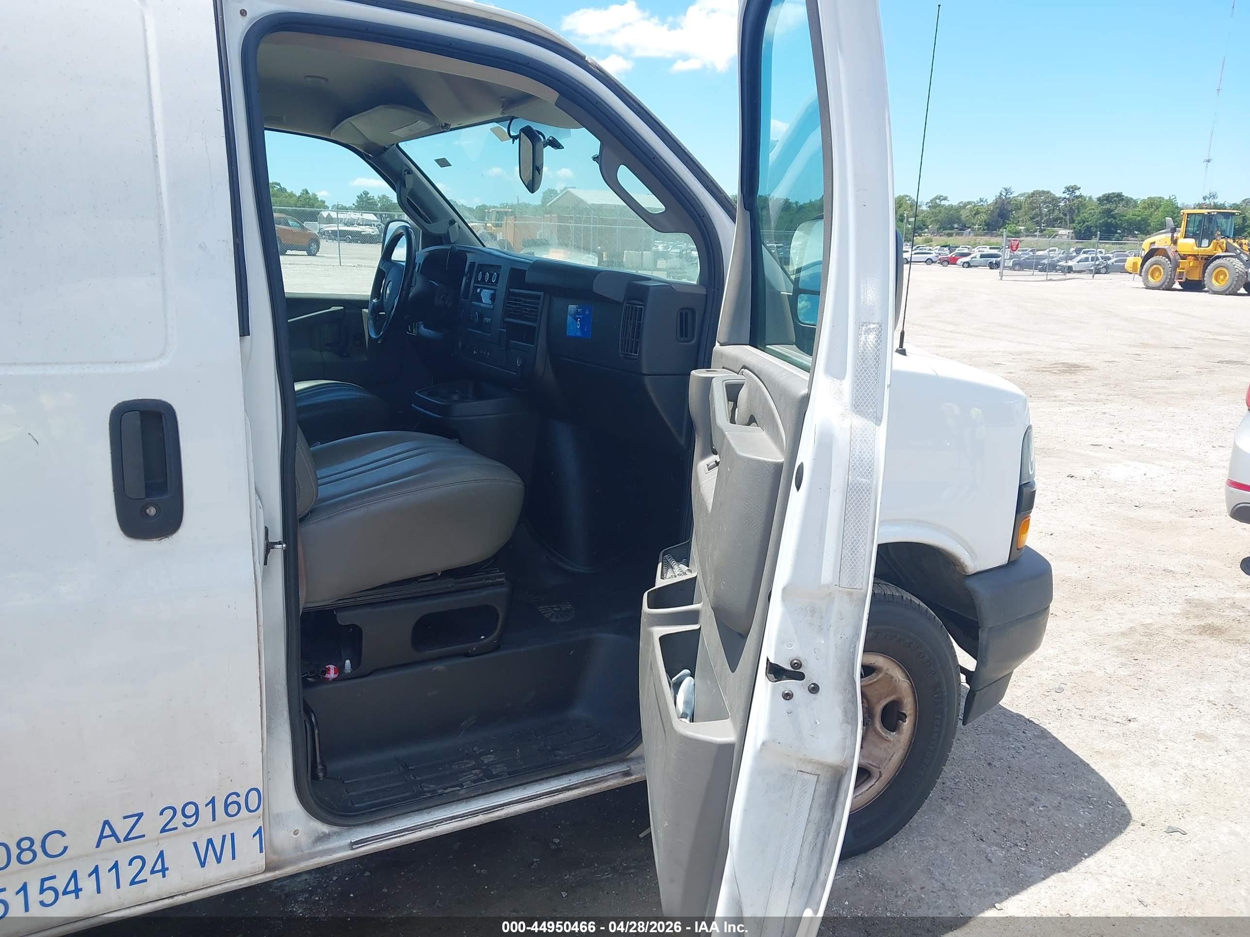 CHEVROLET EXPRESS image 5
