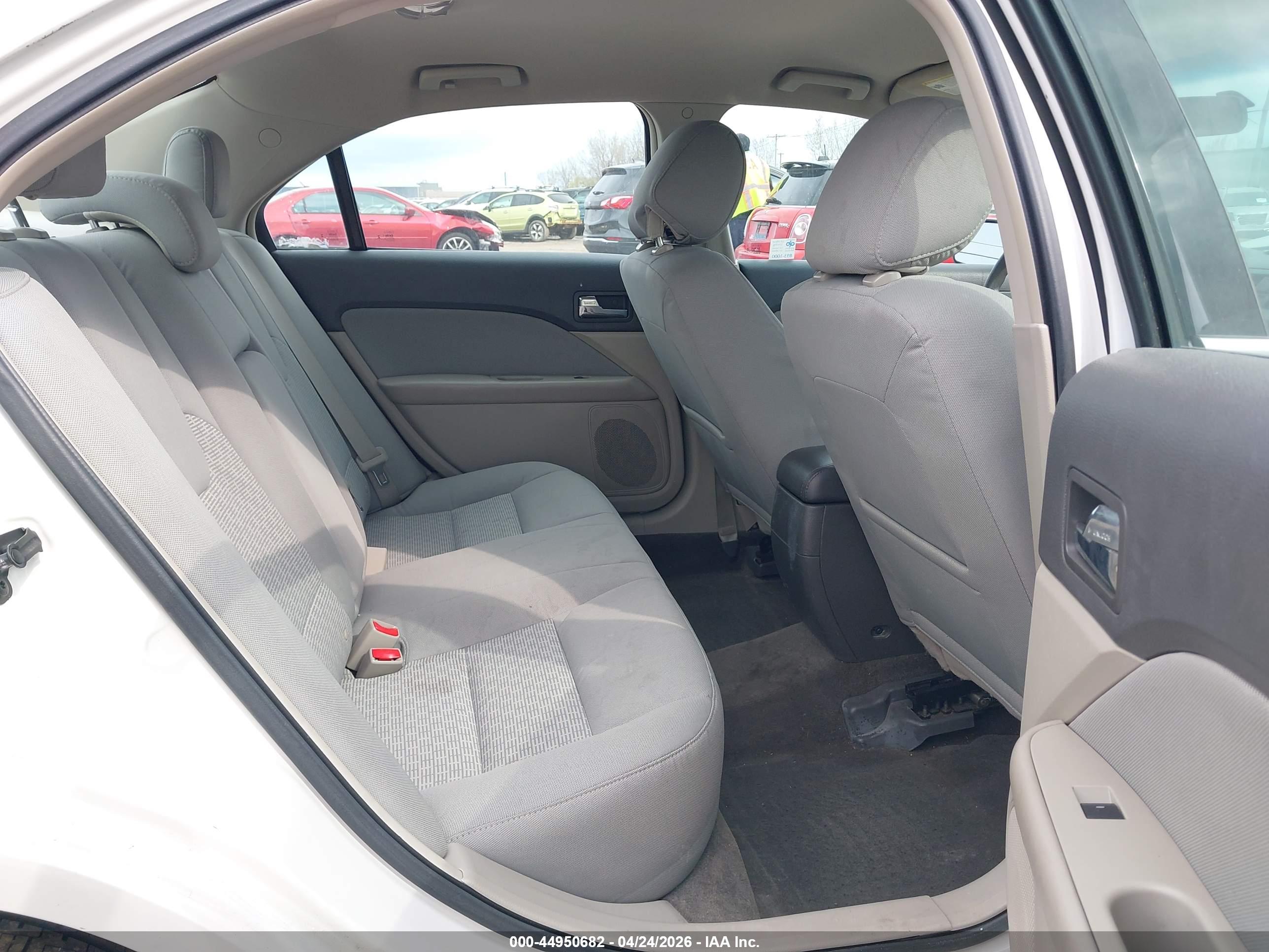 FORD FUSION image 8