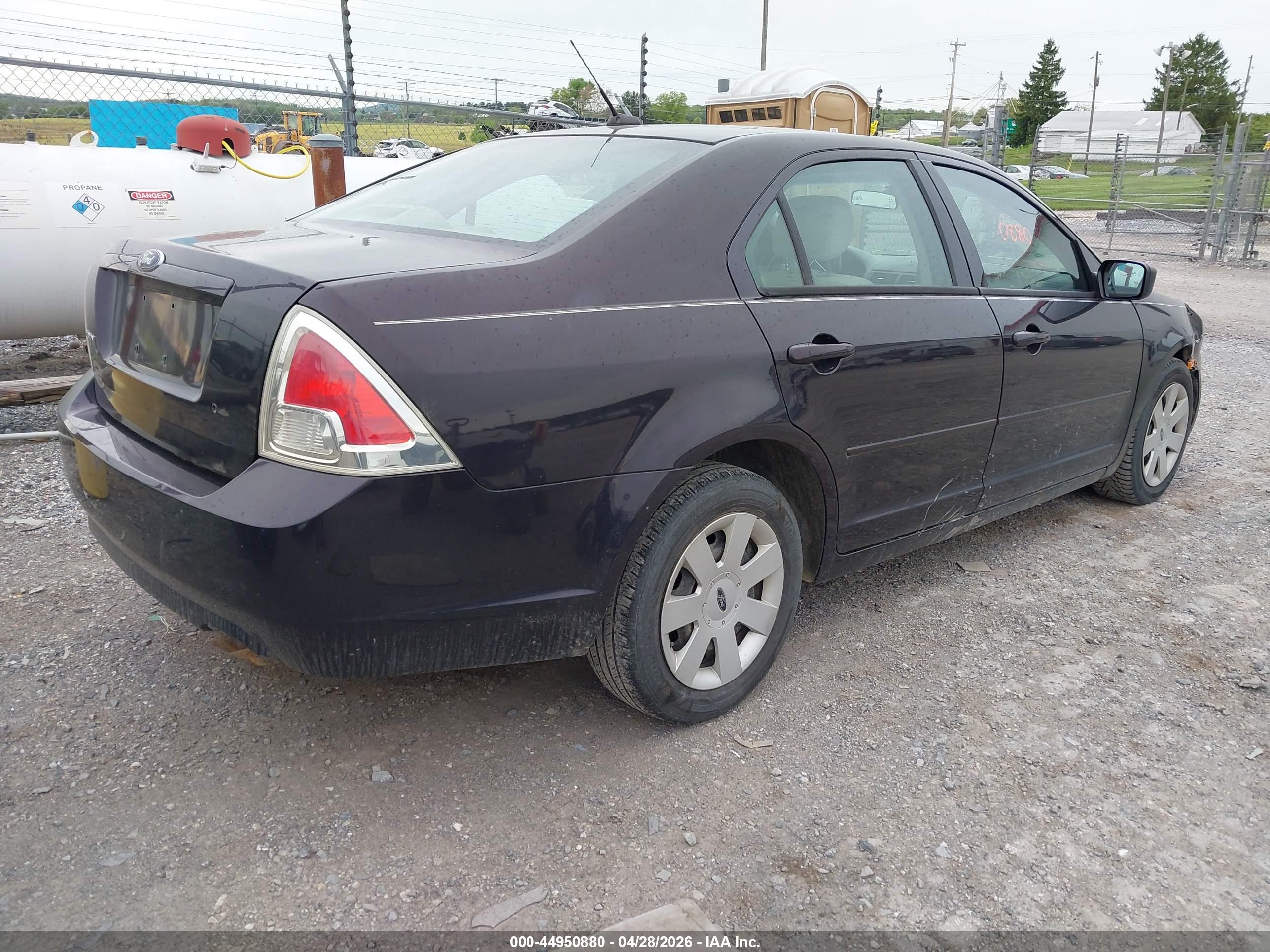 FORD FUSION image 4
