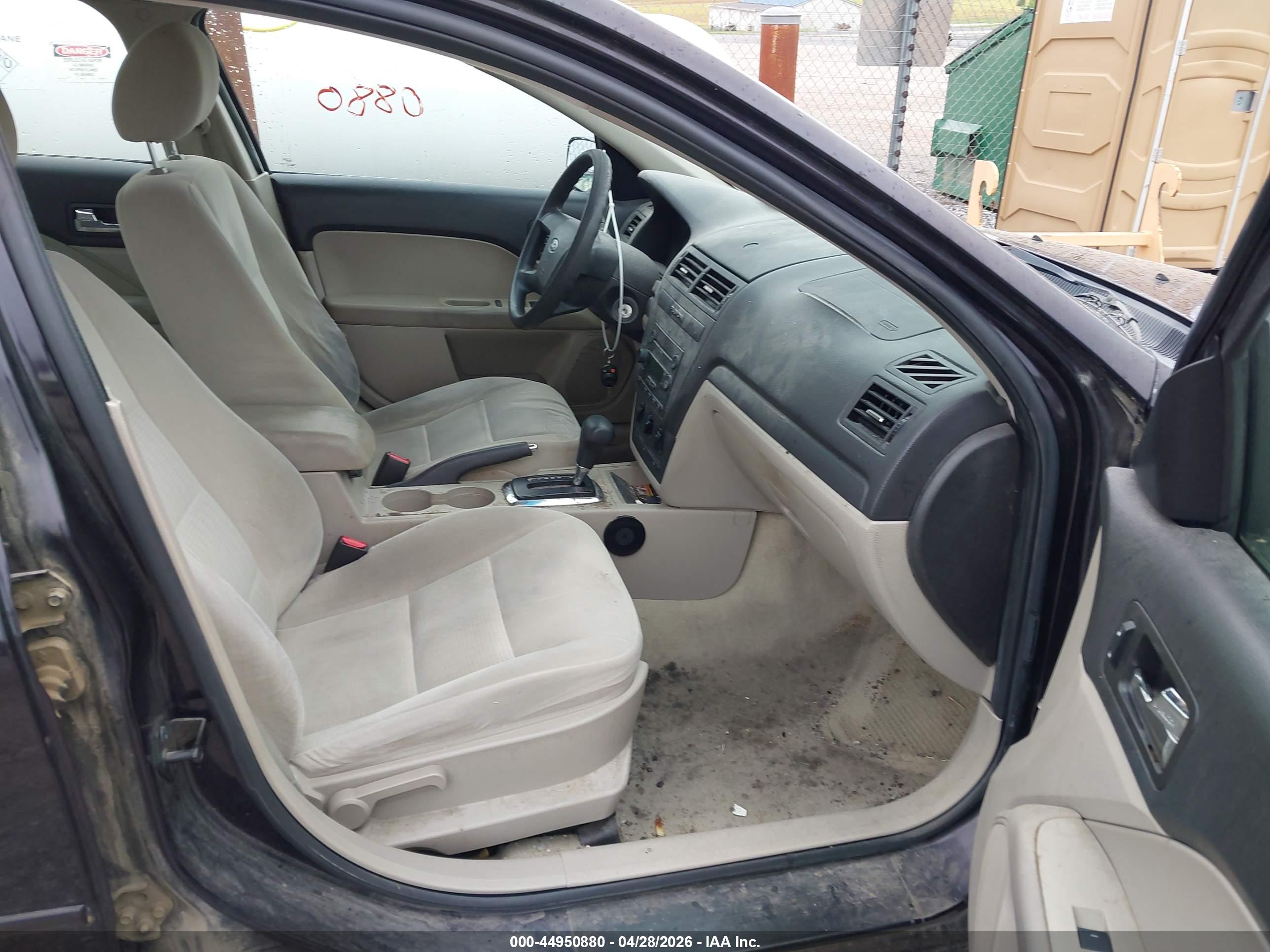 FORD FUSION image 5