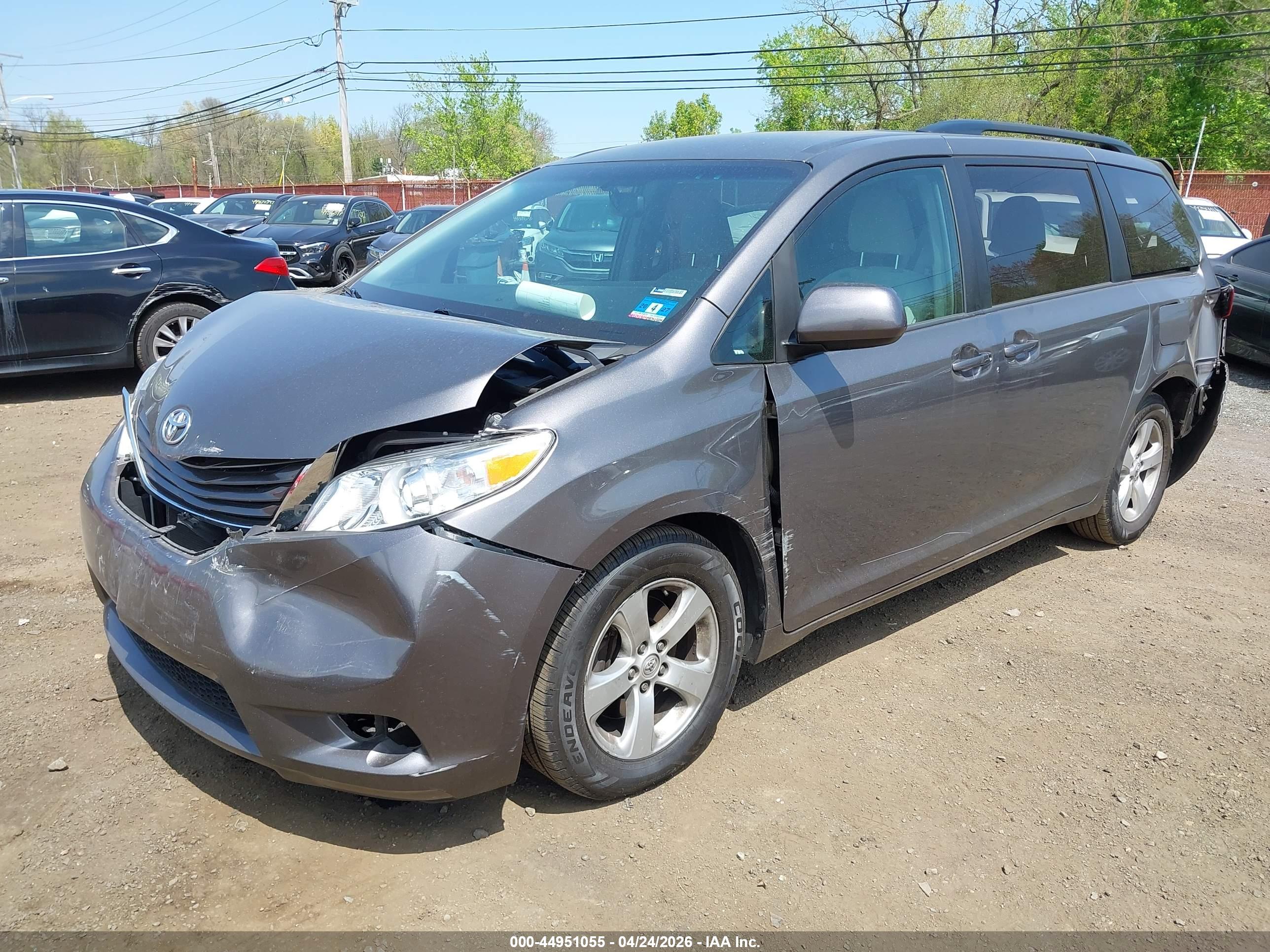 TOYOTA SIENNA image 2
