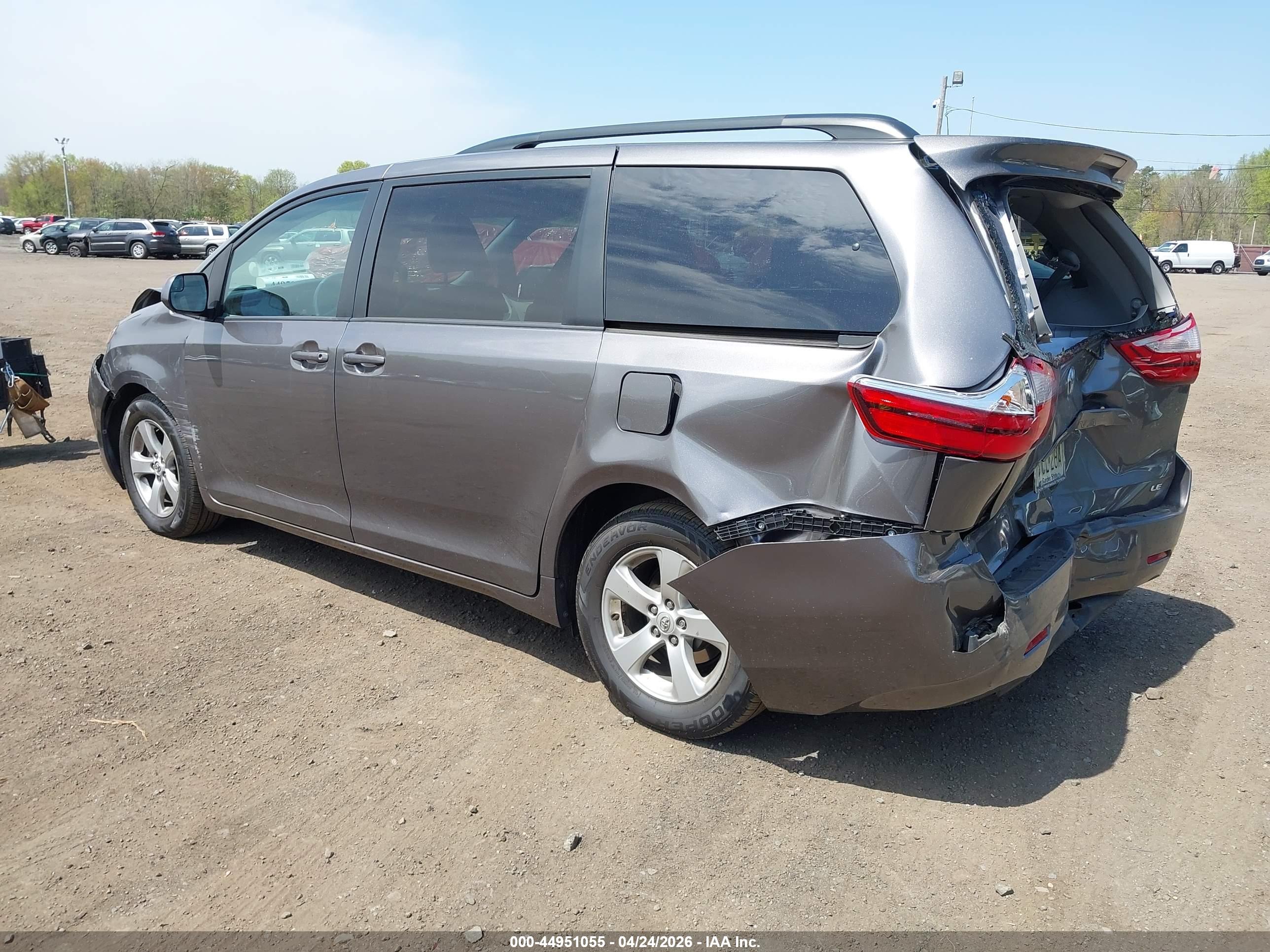 TOYOTA SIENNA image 3