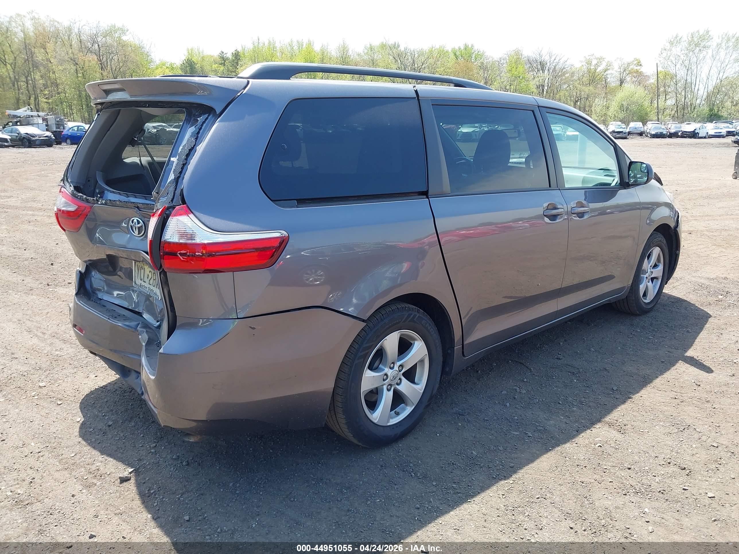 TOYOTA SIENNA image 4