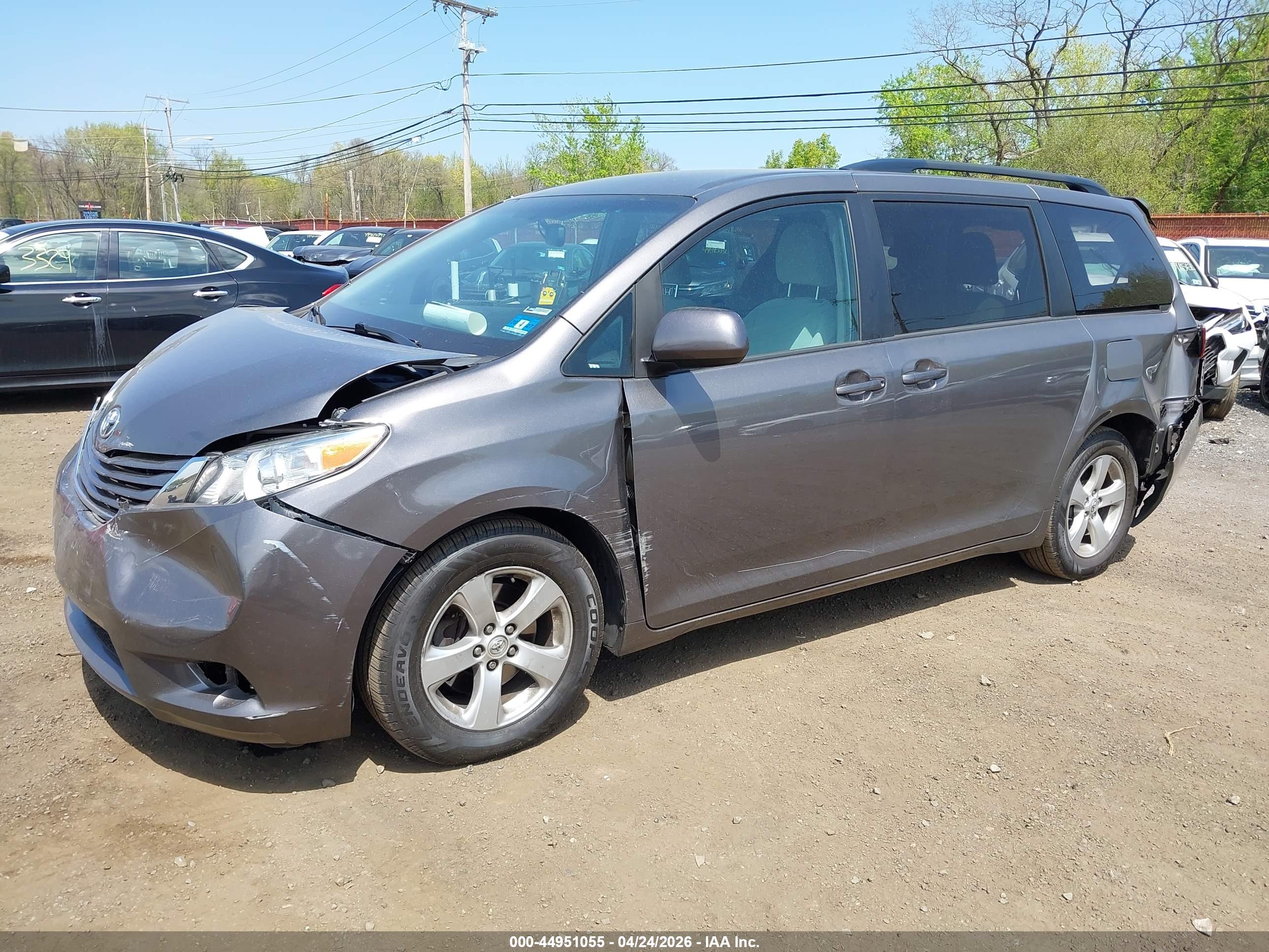 TOYOTA SIENNA image 6
