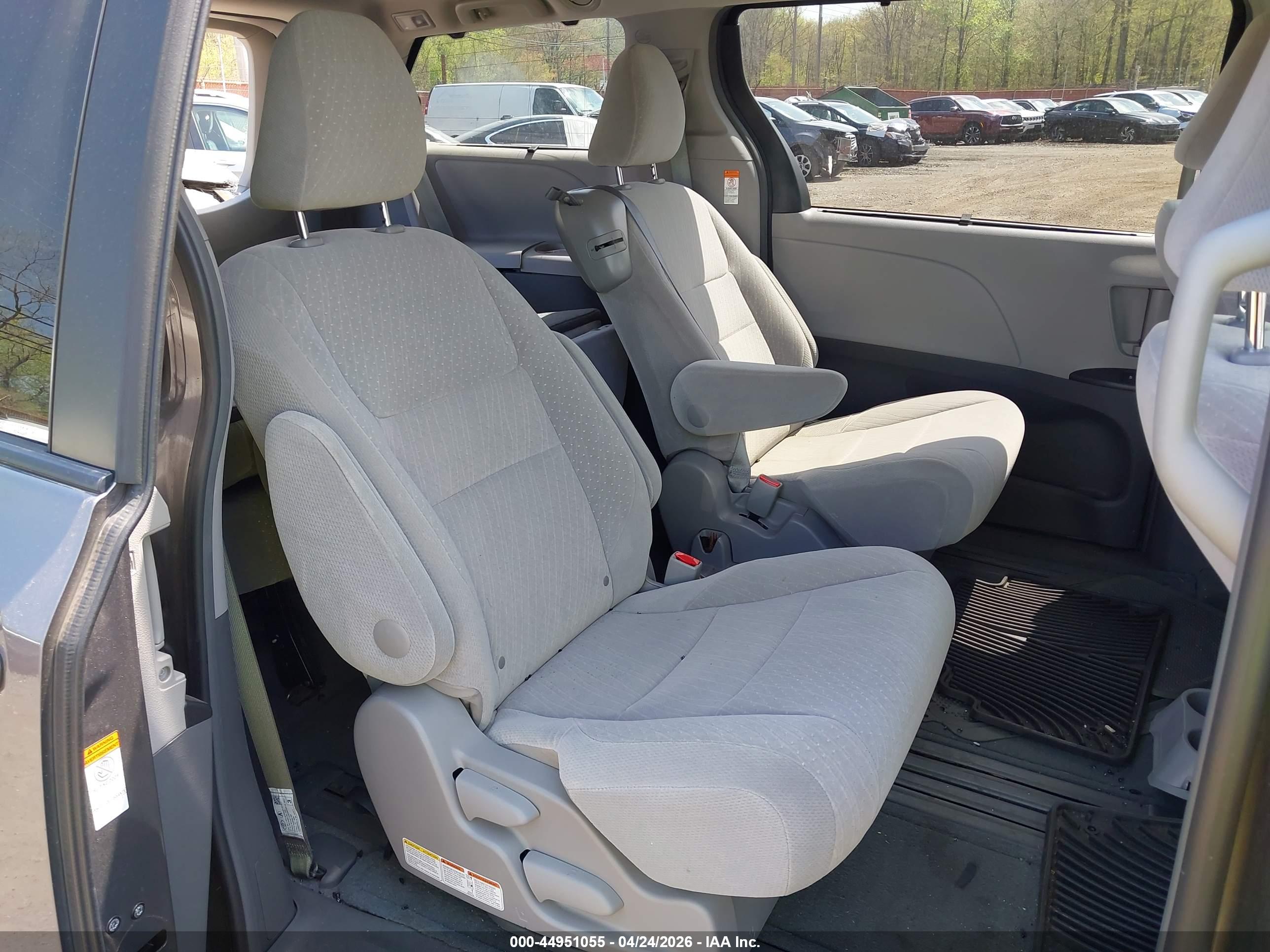 TOYOTA SIENNA image 8
