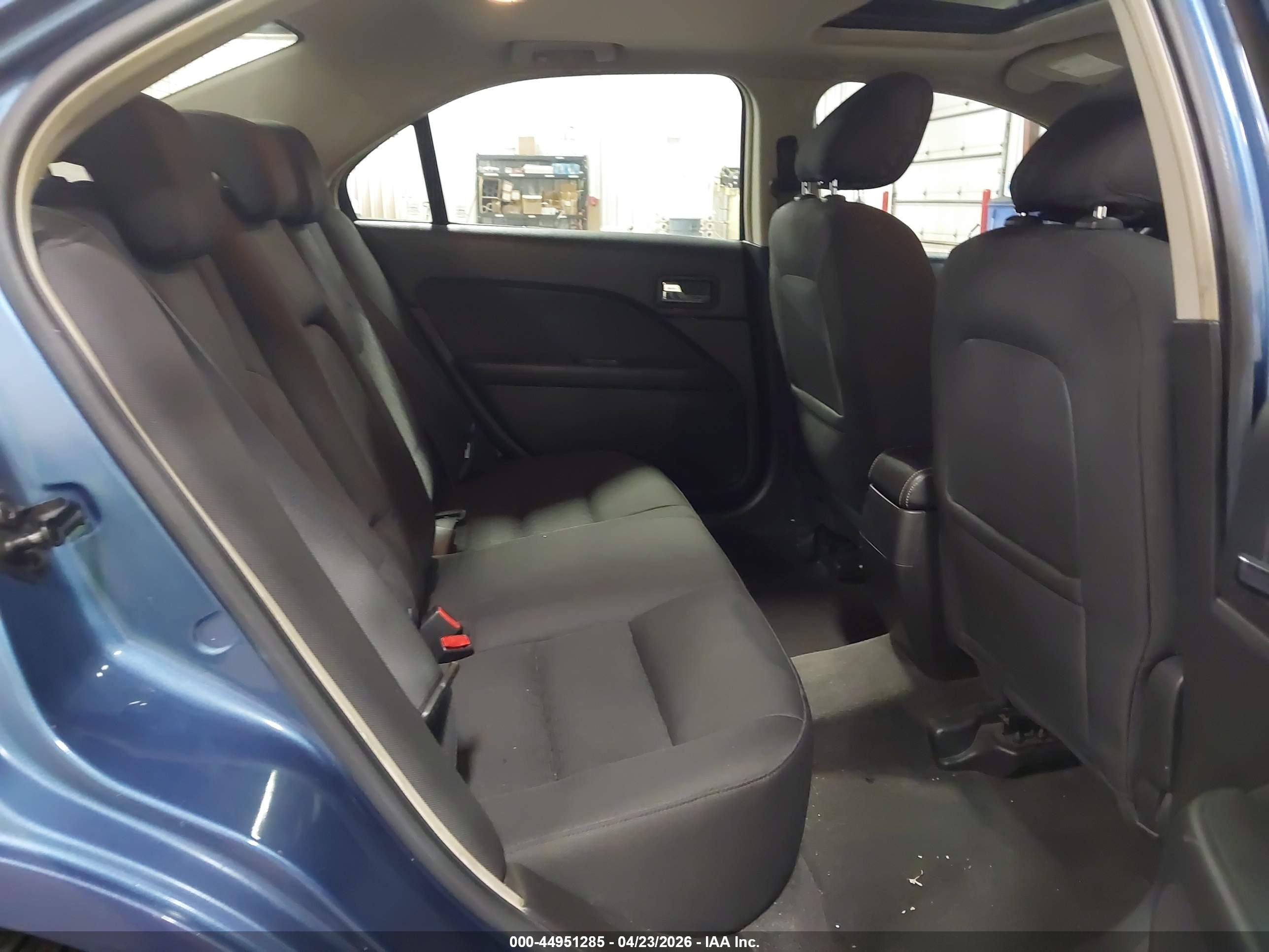 FORD FUSION image 8