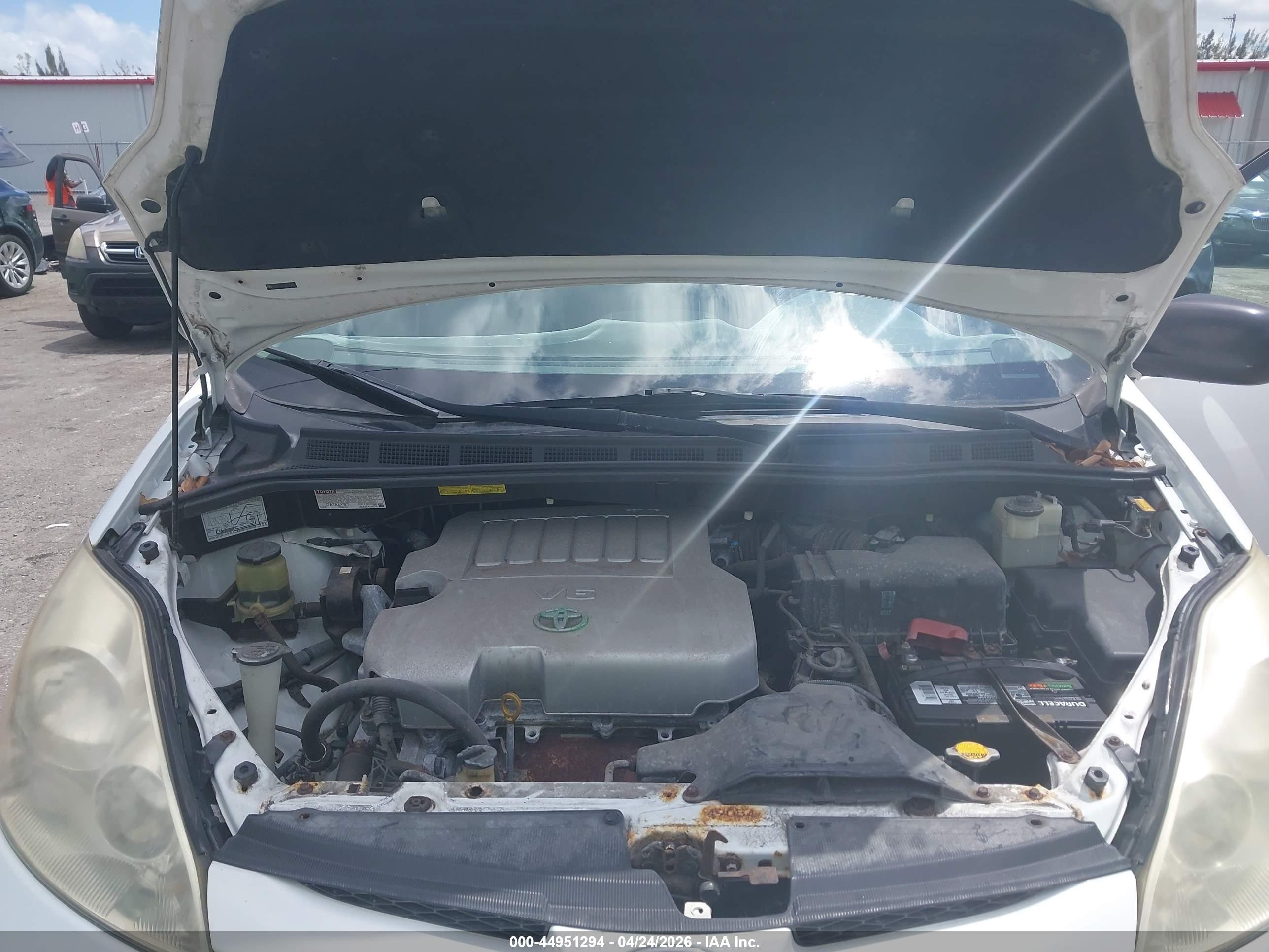 TOYOTA SIENNA image 10