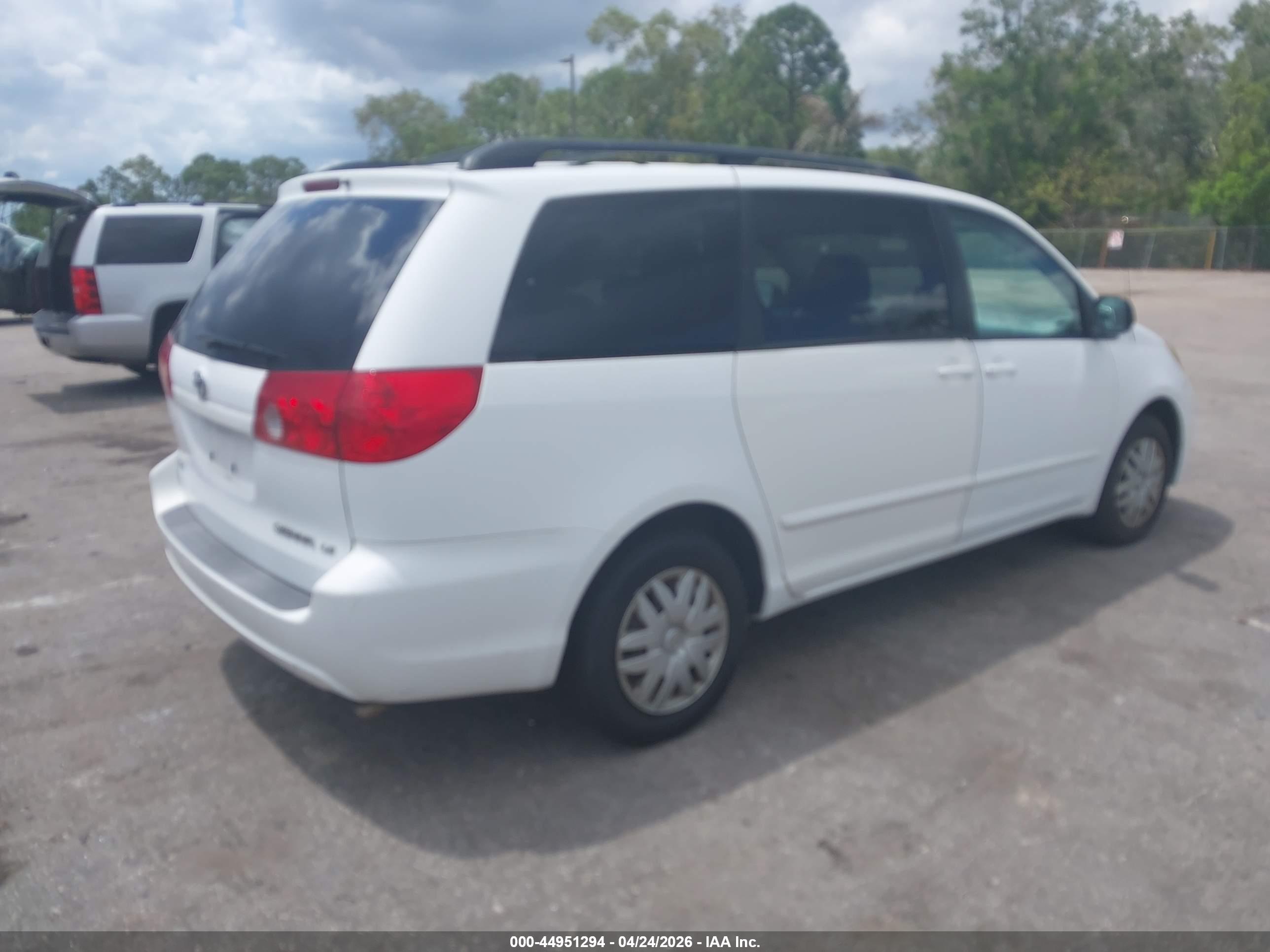 TOYOTA SIENNA image 4