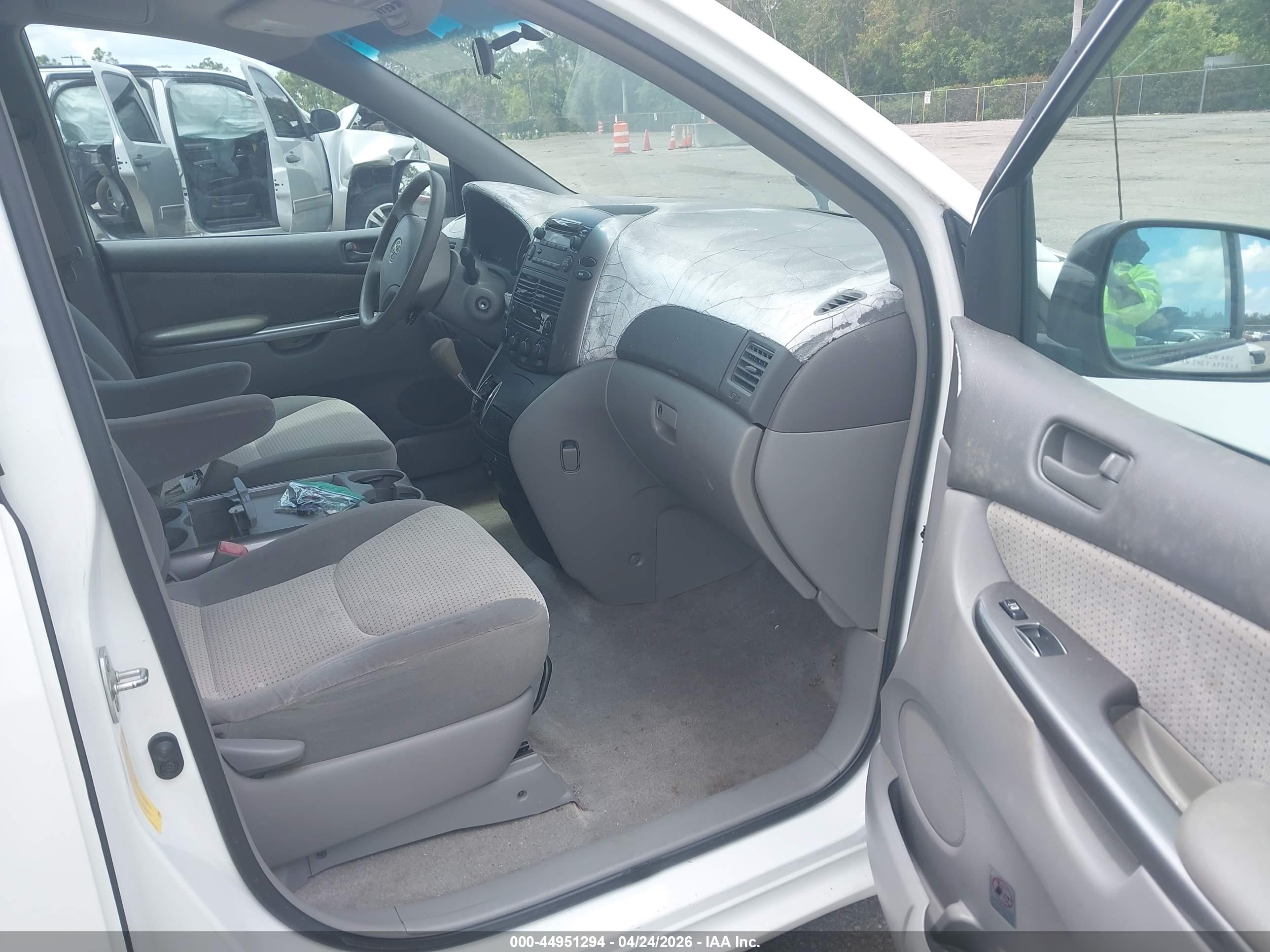 TOYOTA SIENNA image 5