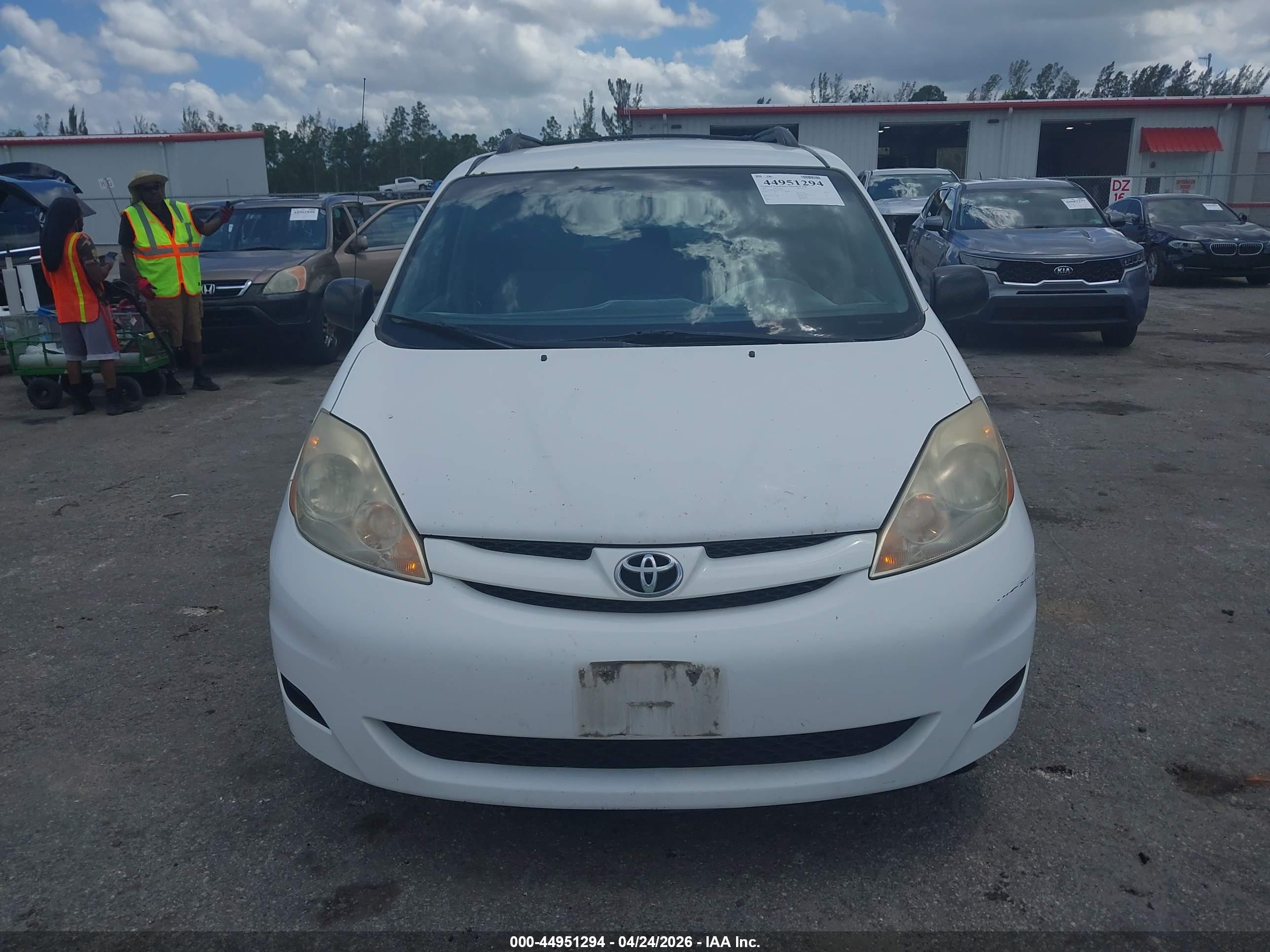 TOYOTA SIENNA image 6
