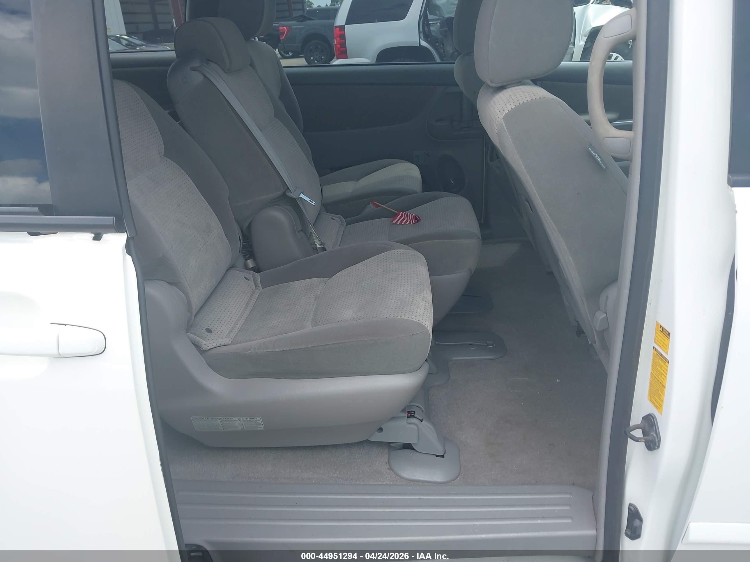 TOYOTA SIENNA image 8