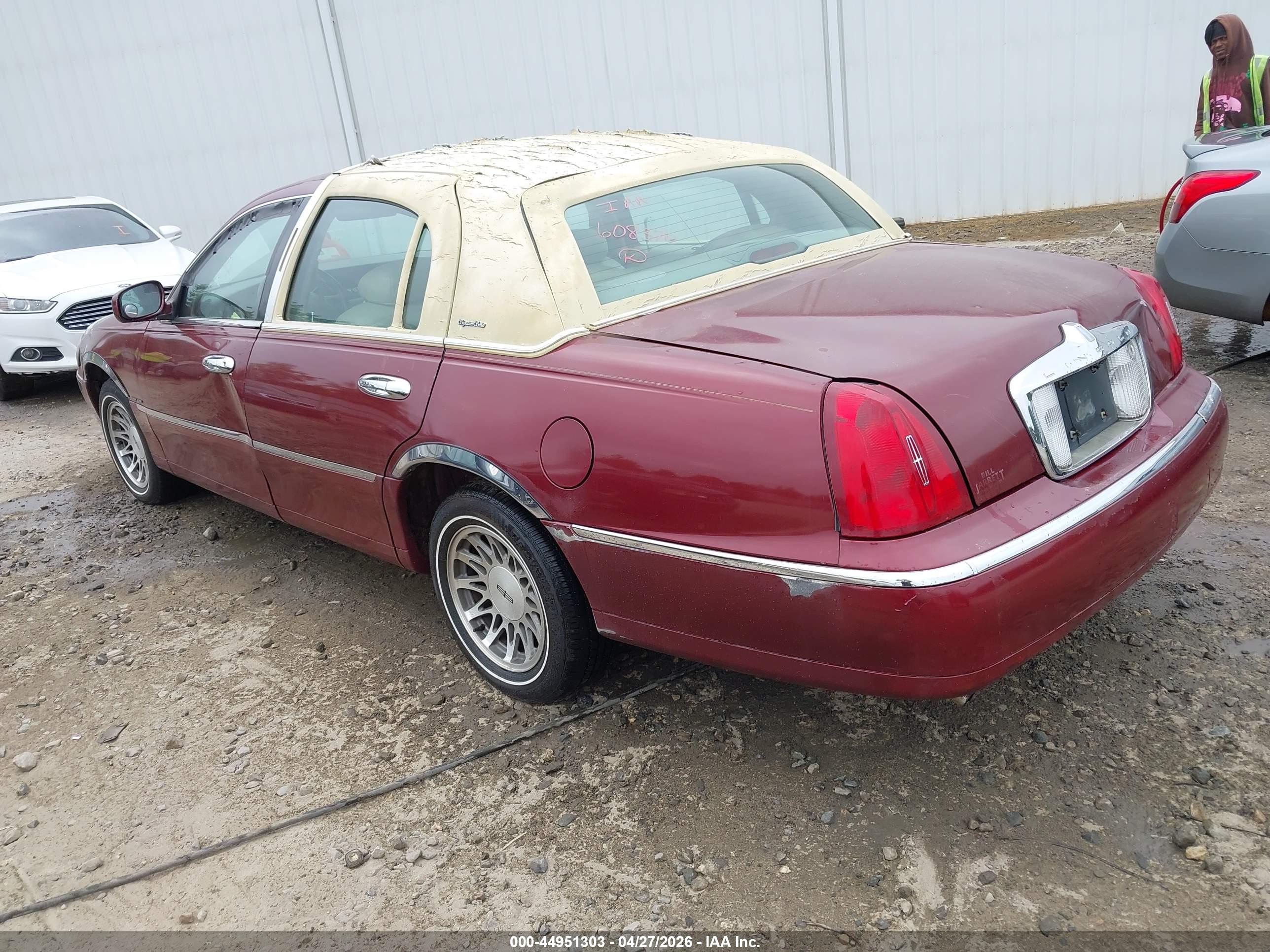LINCOLN TOWN image 3
