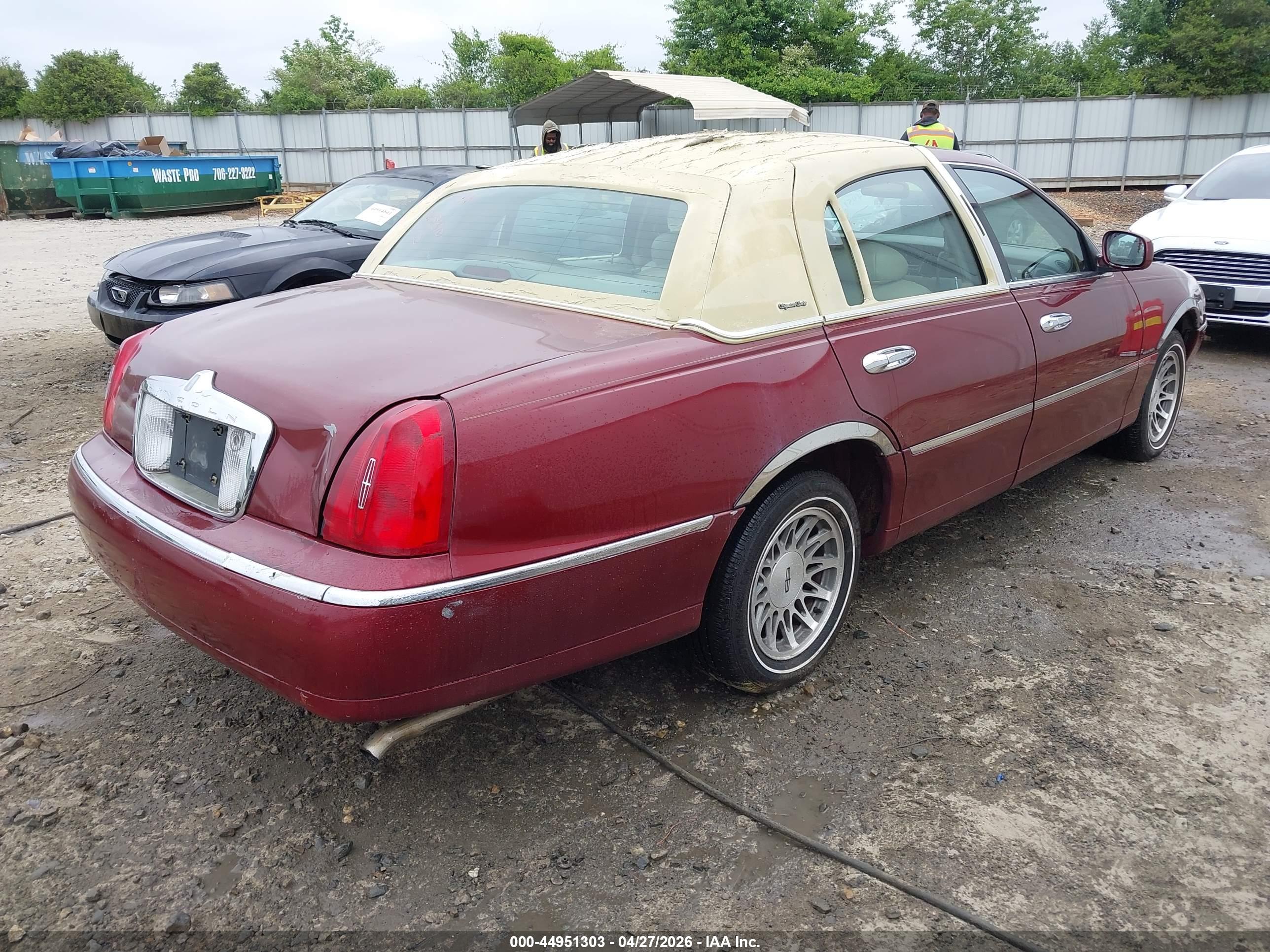 LINCOLN TOWN image 4