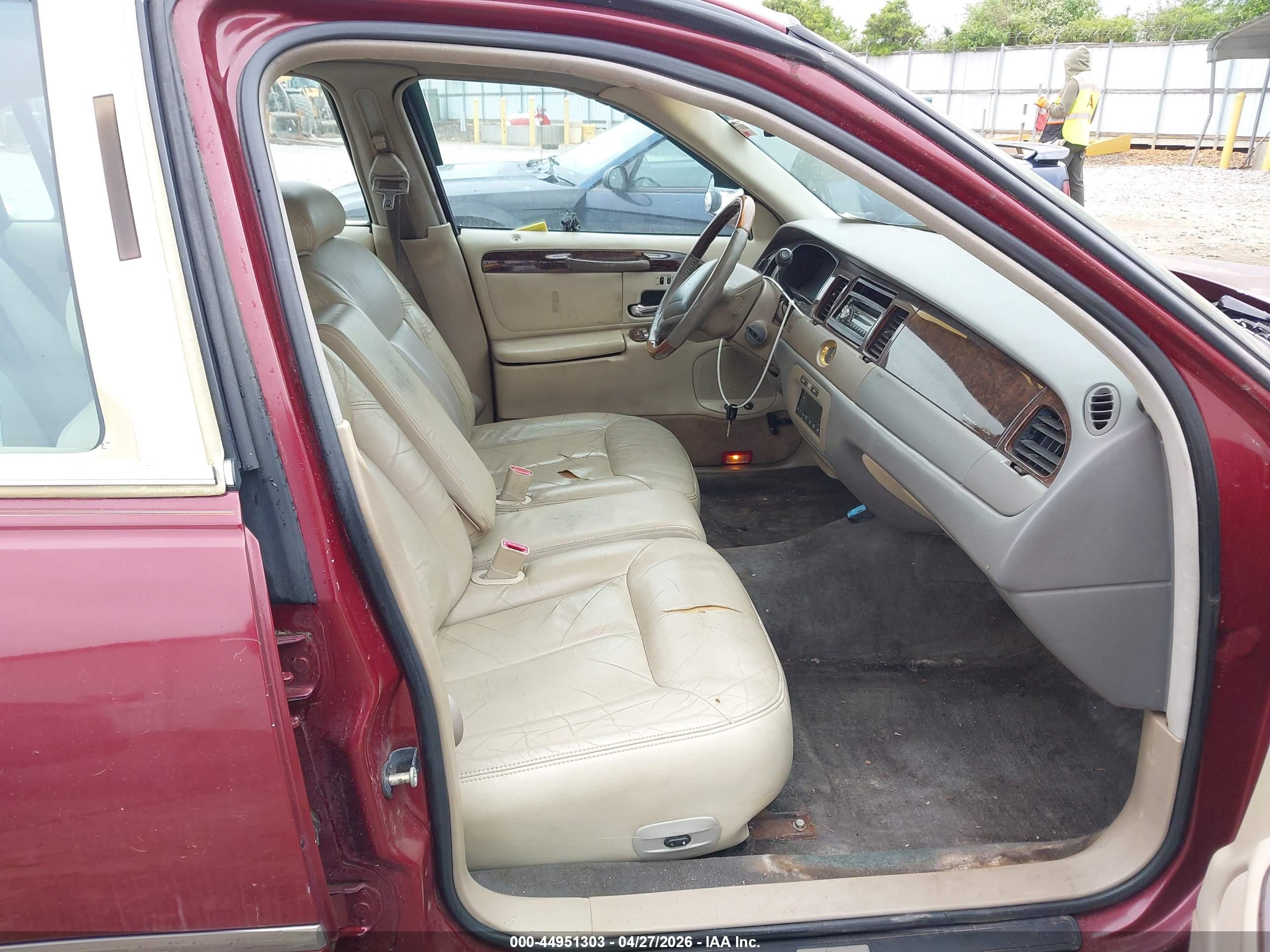 LINCOLN TOWN image 5