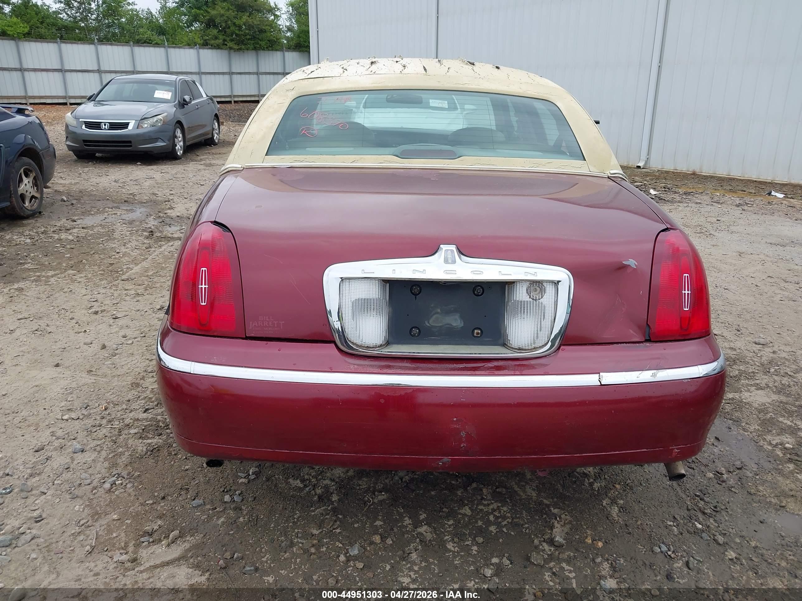 LINCOLN TOWN image 6