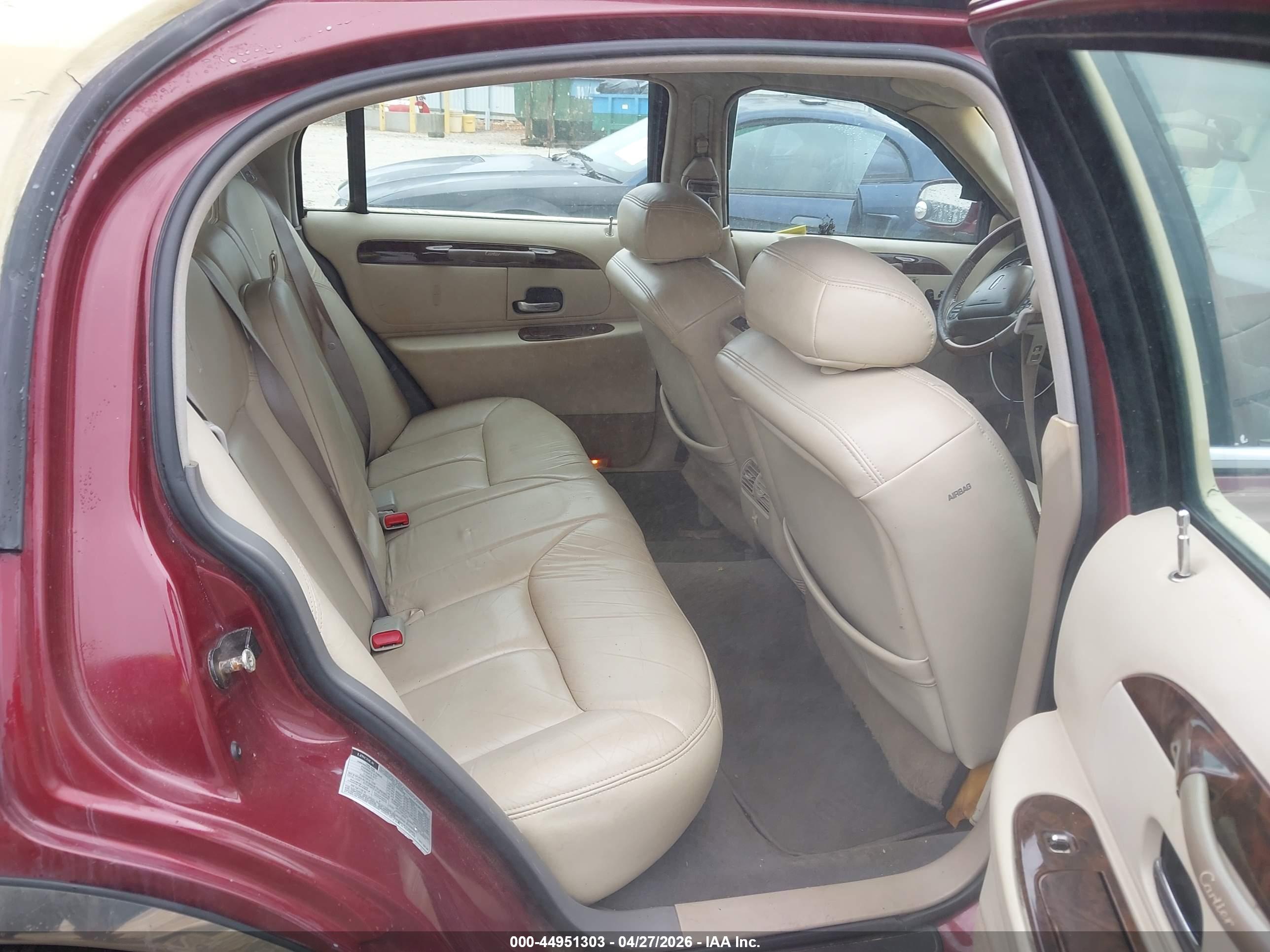 LINCOLN TOWN image 8