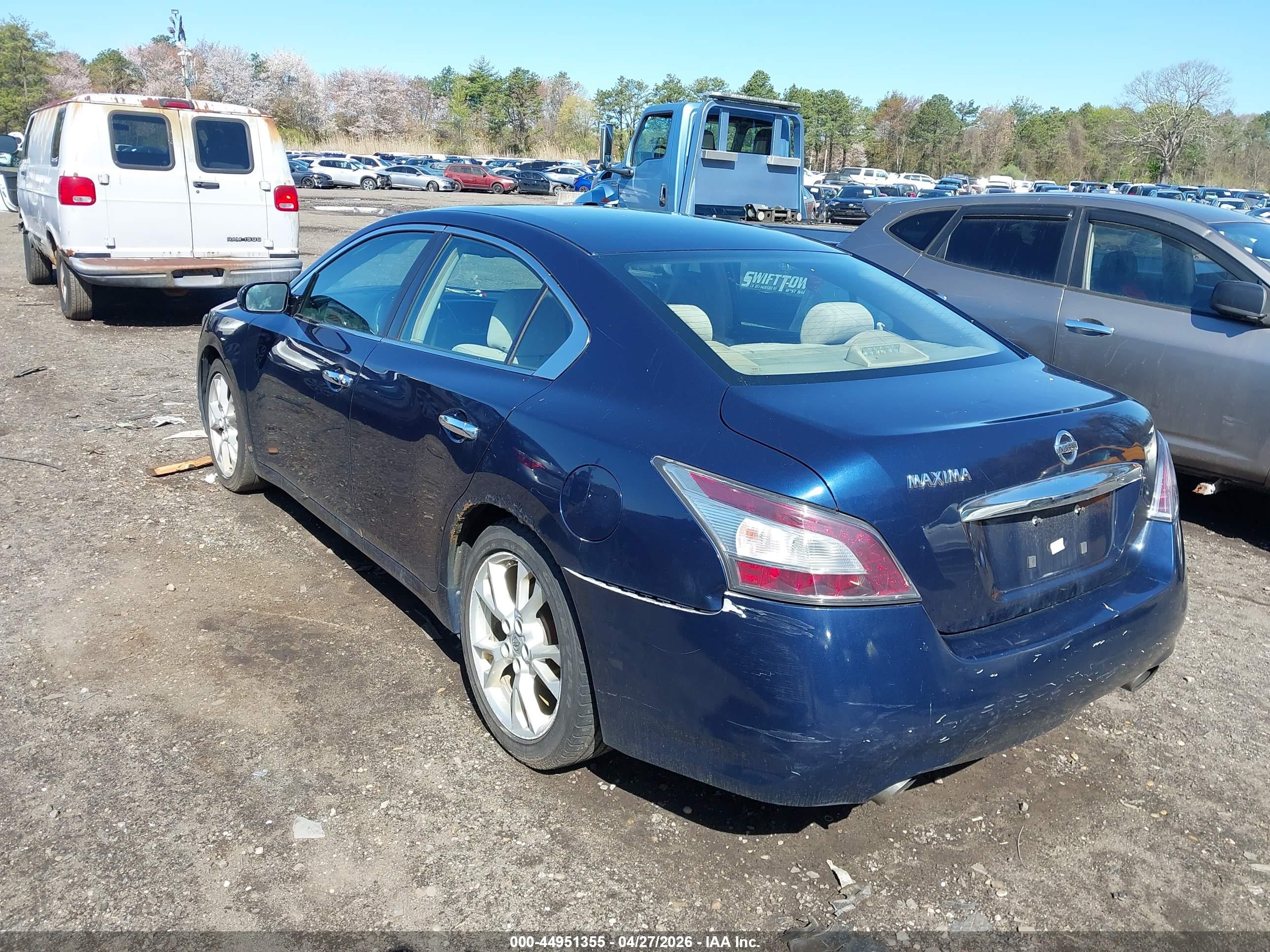NISSAN MAXIMA image 3